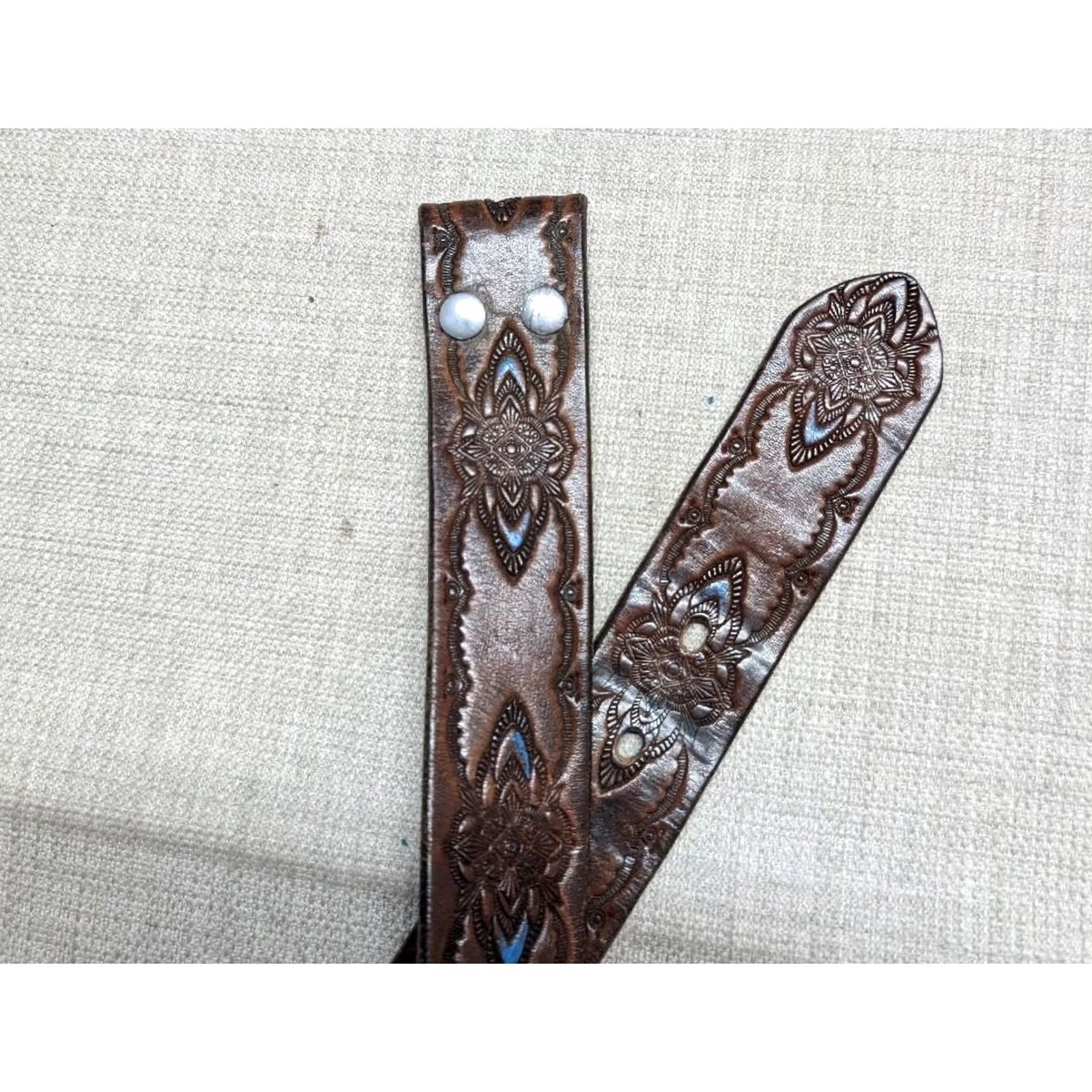 Vintage VINTAGE HANDCRAFTED buckle belt 32 cowhide leather TOOLED southwestern GEOMETRIC Men 32 Western Belt 1970s Boho Size 32 - 3 Thumbnail