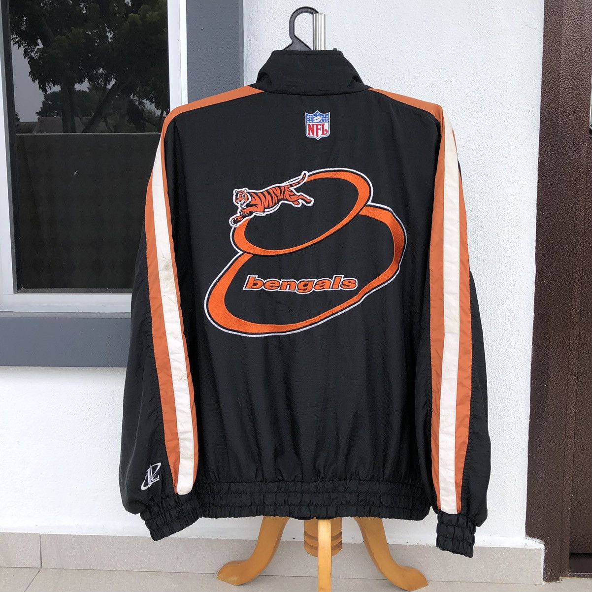 image of VTG Logo Athletic Pro Line Cincinatti Bengals Nfl Jacket in Black, Men's (Size XL)