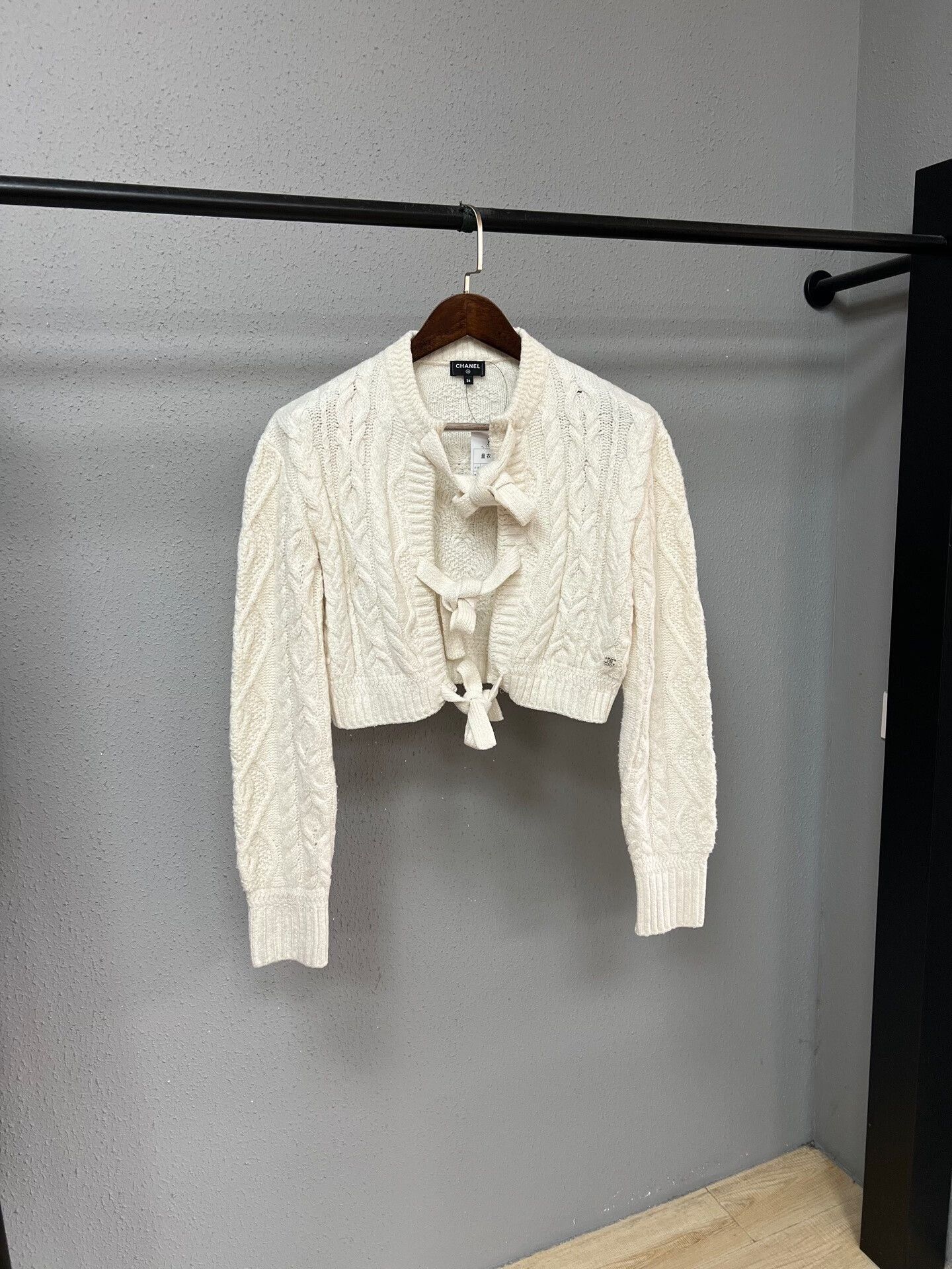 Chanel Chanel Off-White Bow Cardigan Size XS / US 0-2 / IT 36-38 - 1 Thumbnail