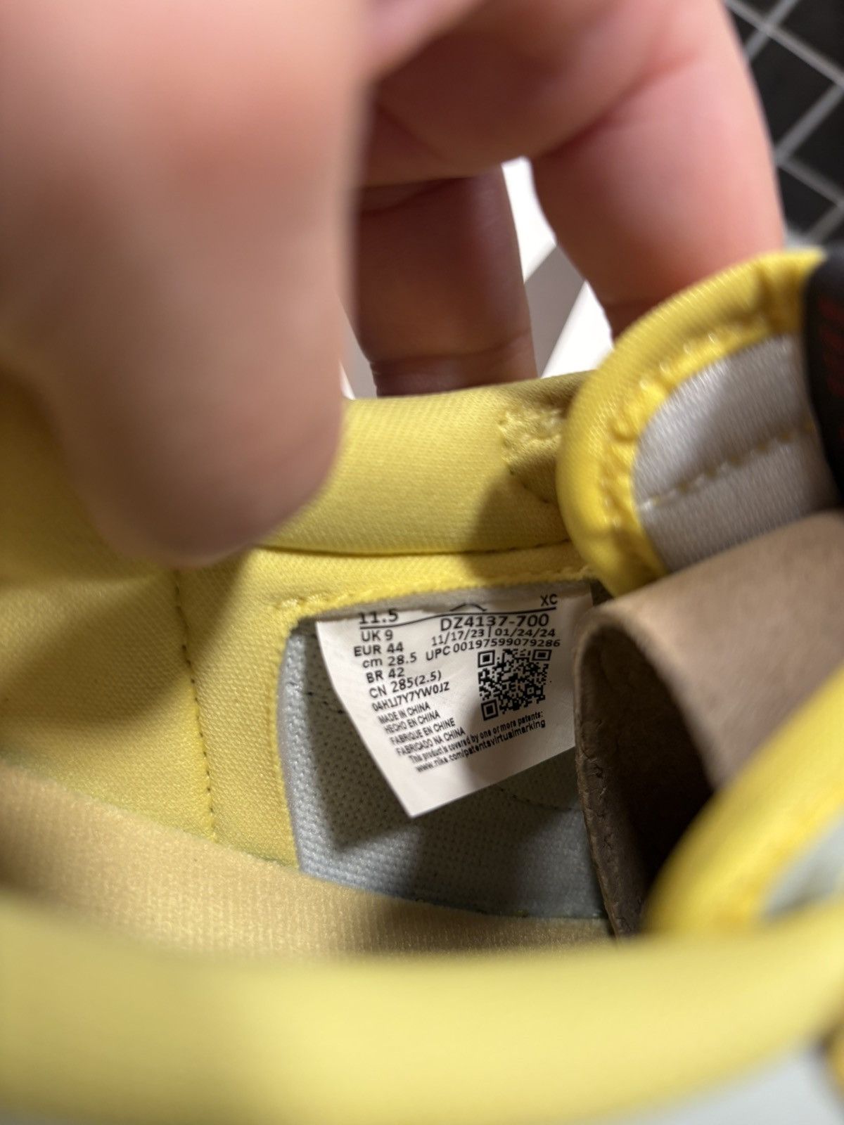 Nike × Travis Scott Jordan x Travis Scott 1s Canary Size US 11.5 / IT 41.5 - 8 Thumbnail