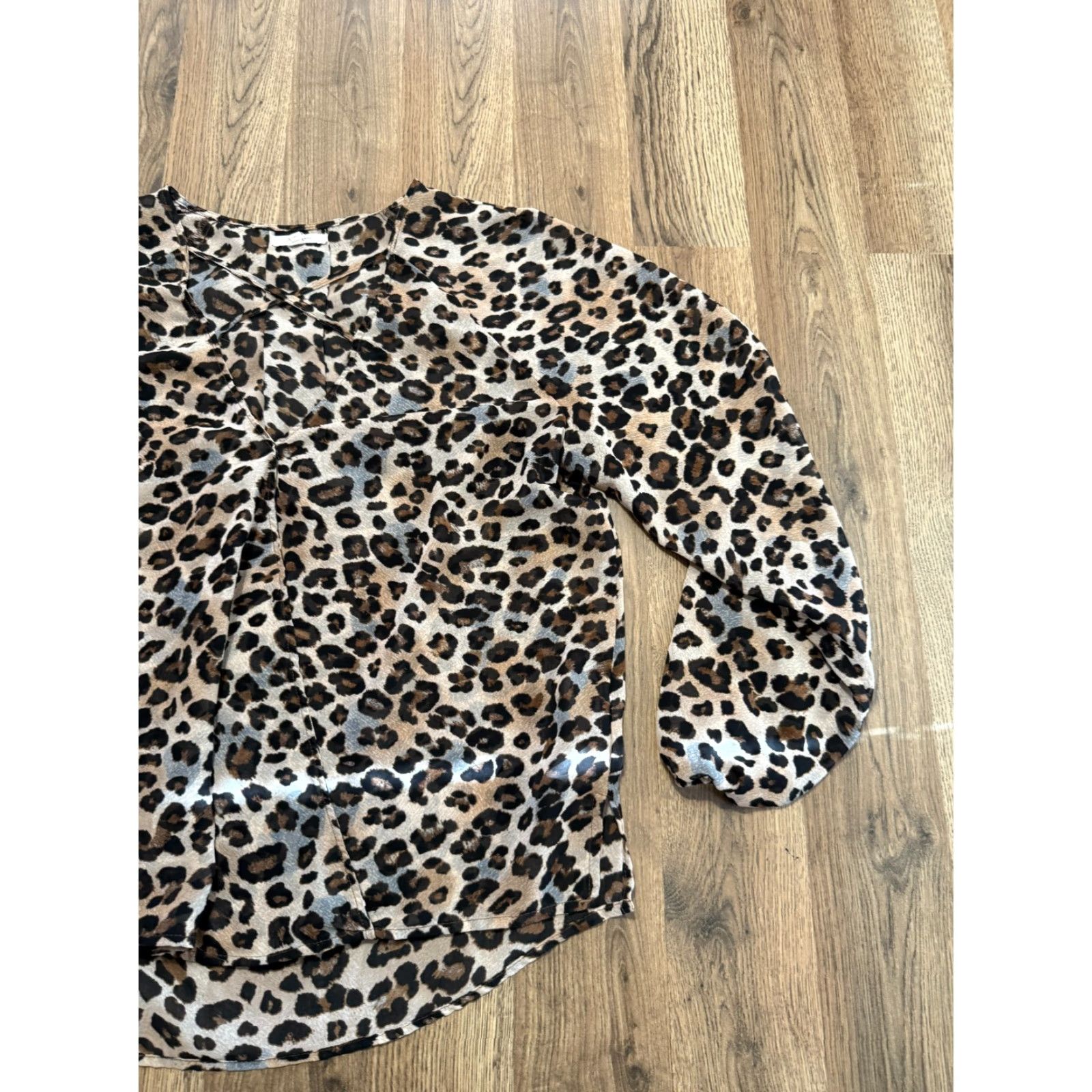 Vintage Maurices Blouse Womens Large Brown Black Cheetah Print Long Sleeve V-Neck Modern Leopard Shirt Womens Large Brown Cheetah Print V-Neck Maurices Blouse Size L / US 10 / IT 46 - 4 Thumbnail