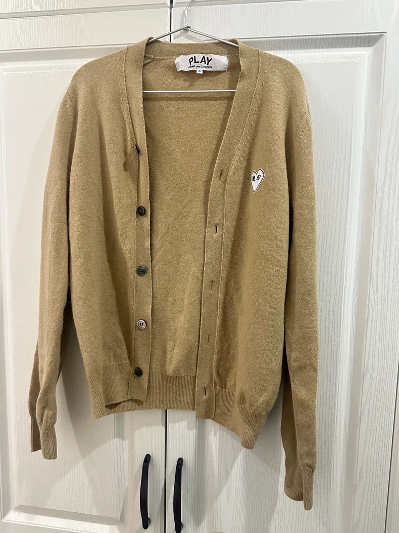 トップス PLAY COMME des GARCONS CARDIGAN BEIGE M comme des garçons play knit cardigan (creme) | a.plus