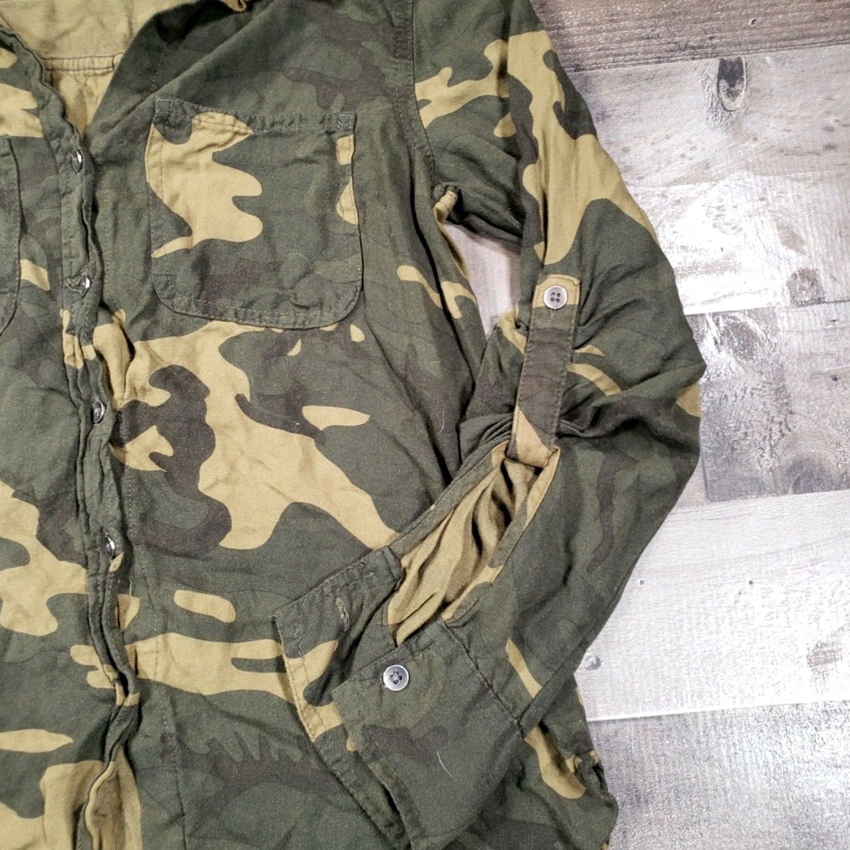 Vintage Rock & Republic Shirt Womens XS Green Button-Up Camouflage Long Sleeves HI-Low Size XS / US 0-2 / IT 36-38 - 6 Thumbnail