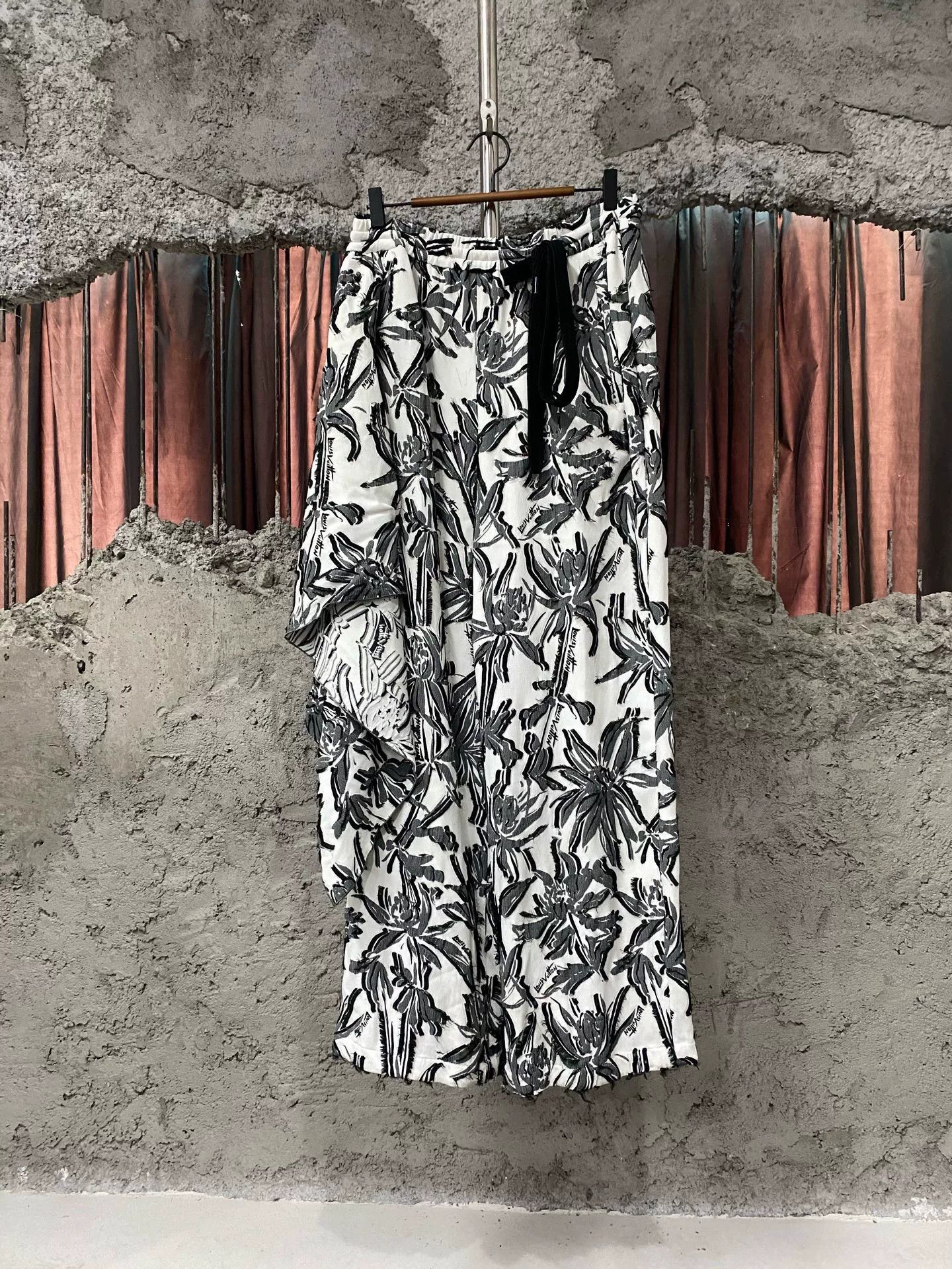 Louis Vuitton louis vuitton casual pants with floral design Size US 40 / EU 56 - 1 Preview