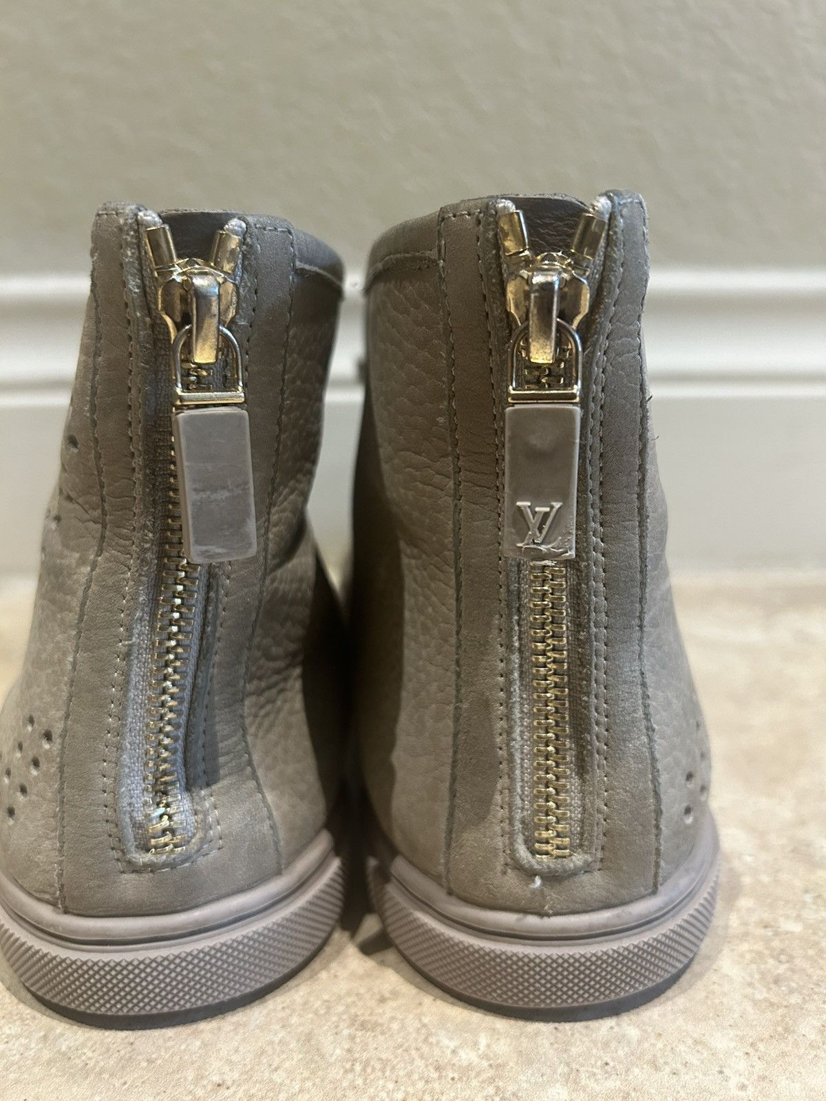 Louis Vuitton Louis Vuitton Taupe Leather hightop sneaker 39/8.5 Size US 8.5 / IT 38.5 - 8 Thumbnail