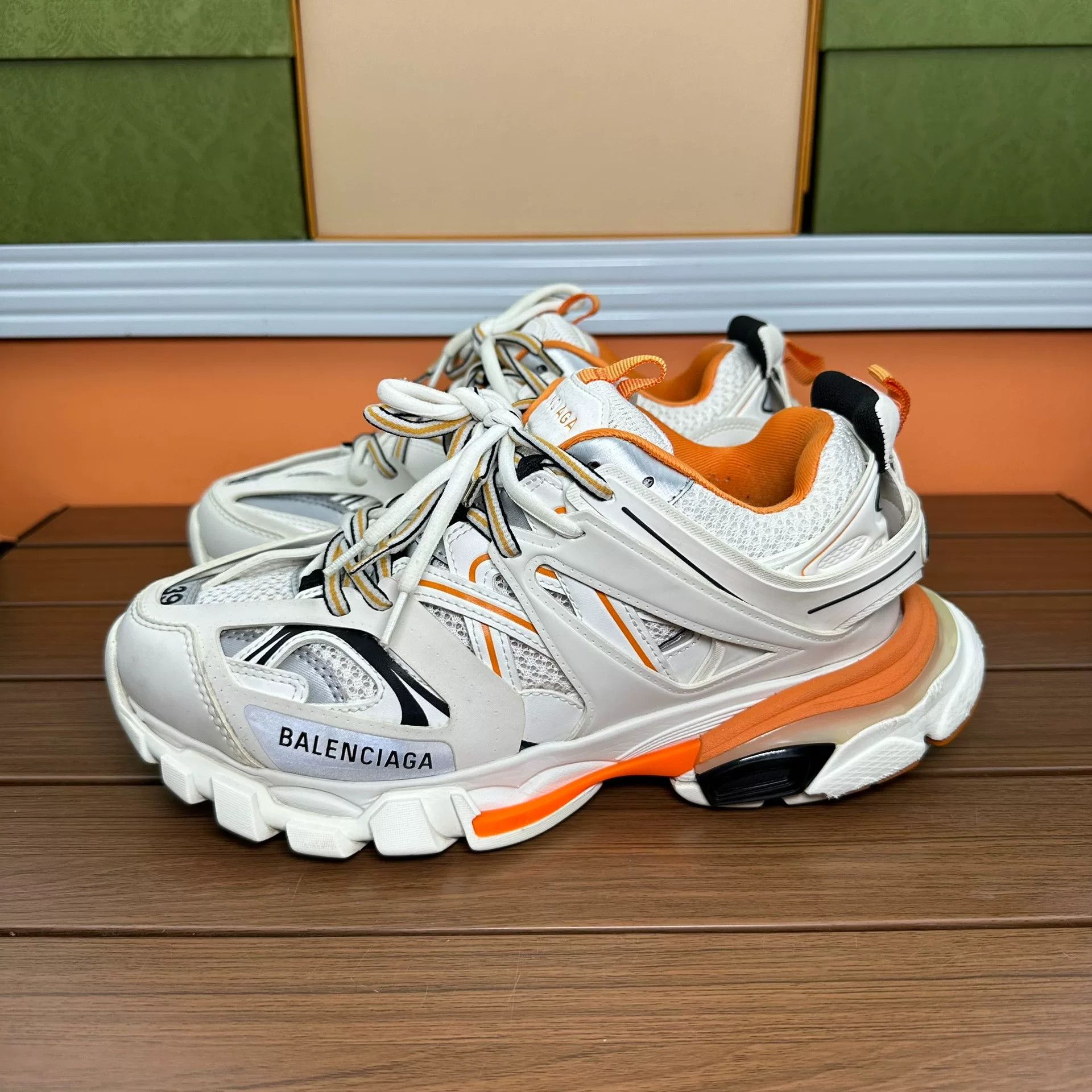 Balenciaga Balenciaga White Lowtop Sneakers 6 Men Size US 6 / EU 39 - 1 Thumbnail