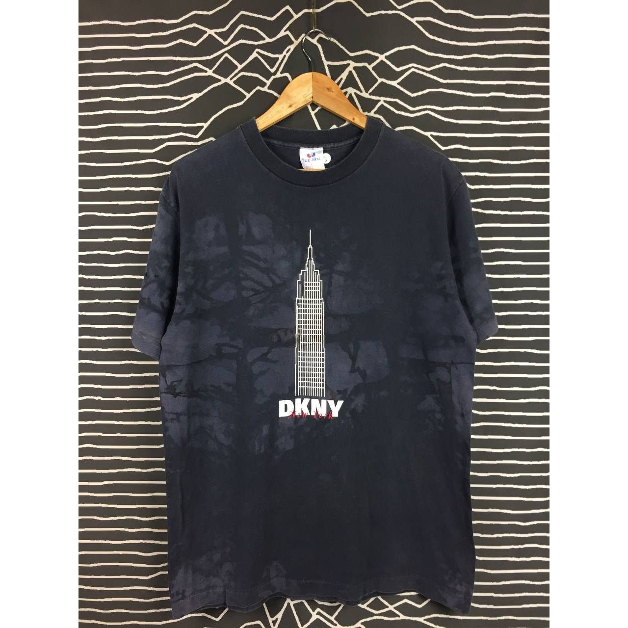 DKNY × Vintage Vtg 90s DKNY Empire State Building NY Single Stitch Tee Size US L / EU 52-54 / 3 - 1 Thumbnail
