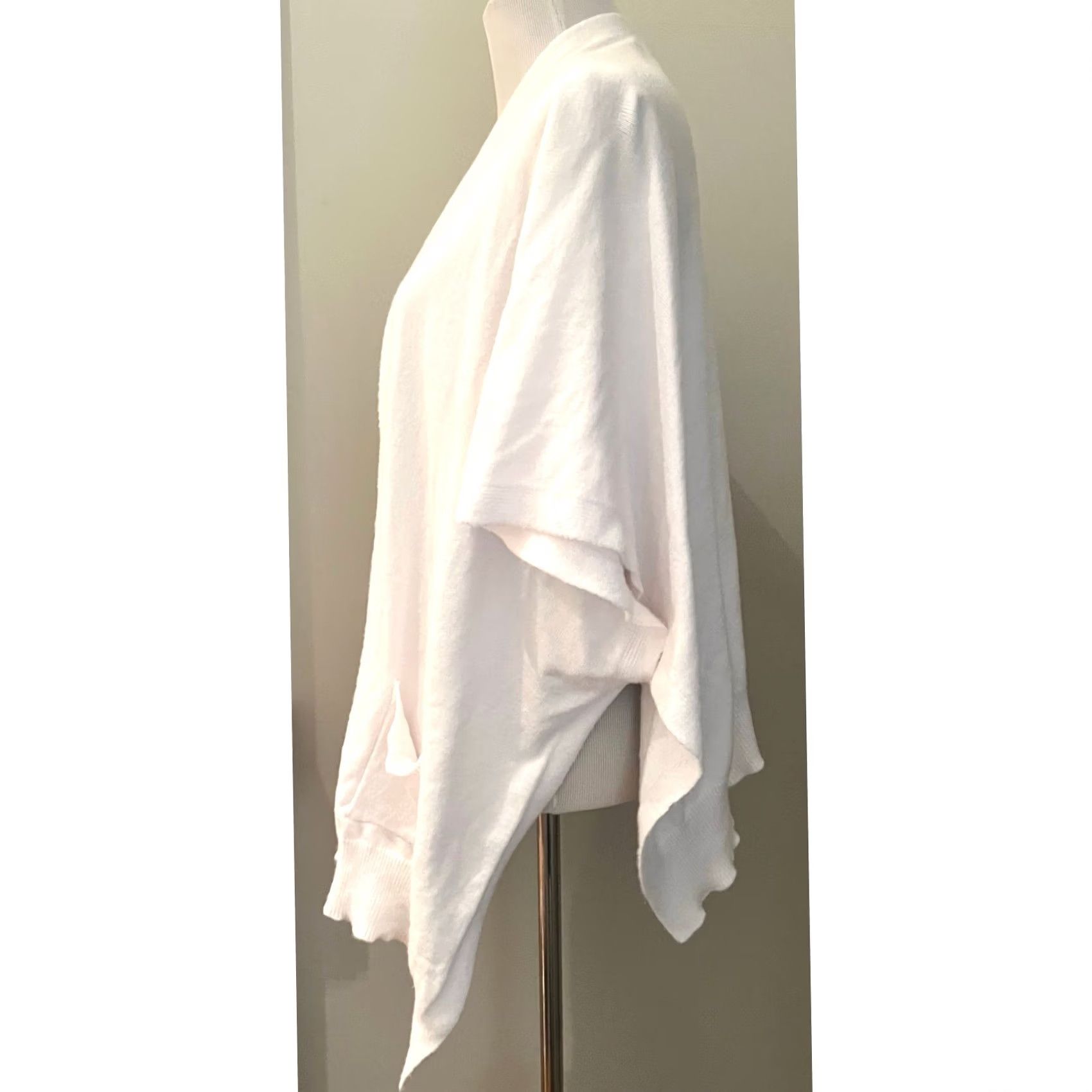 Vintage Coco + Carmen Kimono Cardigan White Shawl Sweater Pockets Women’s One Size Size ONE SIZE - 3 Thumbnail