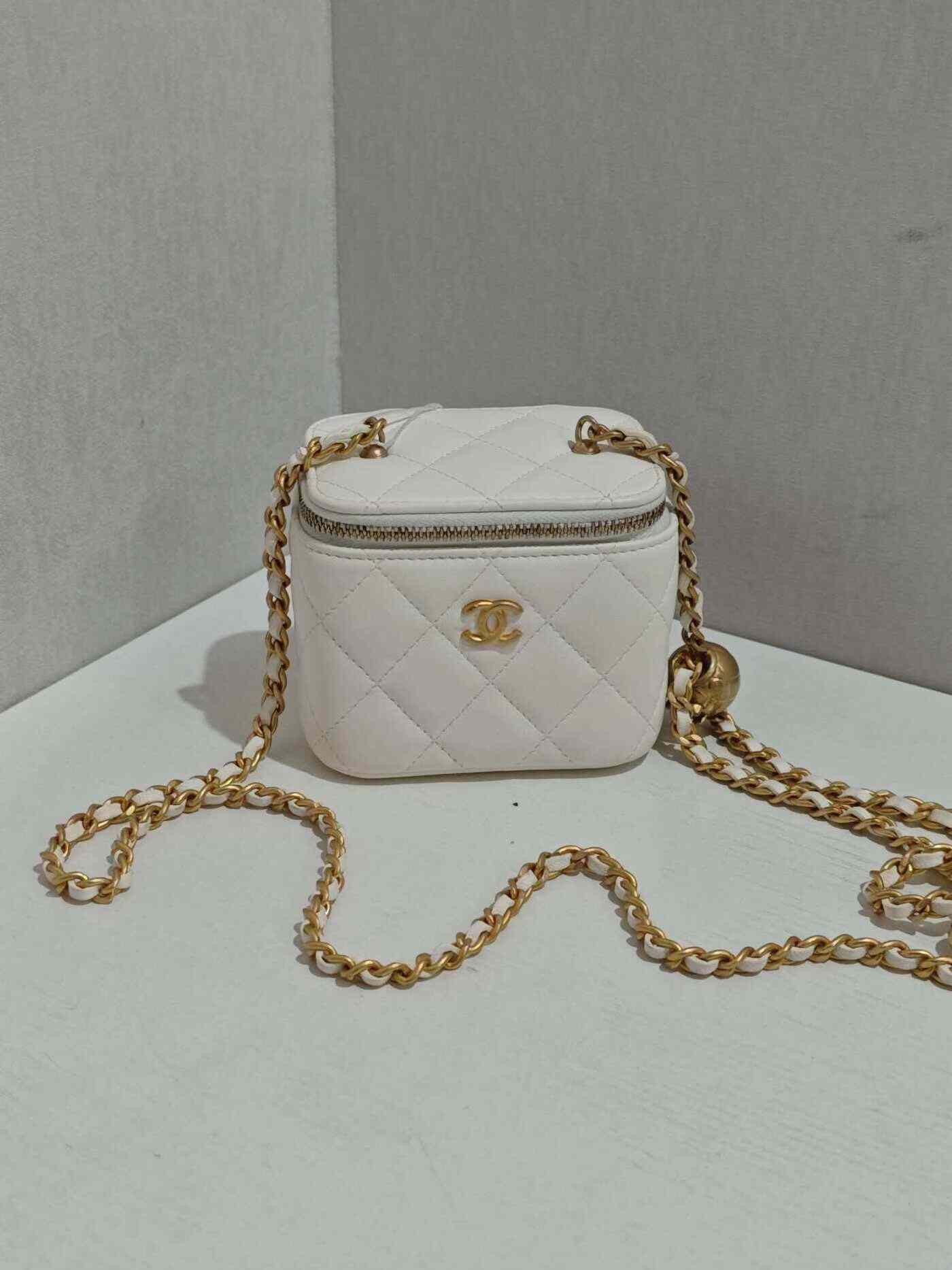 Chanel Pre-loved Bag Very good condition Size ONE SIZE - 1 Thumbnail