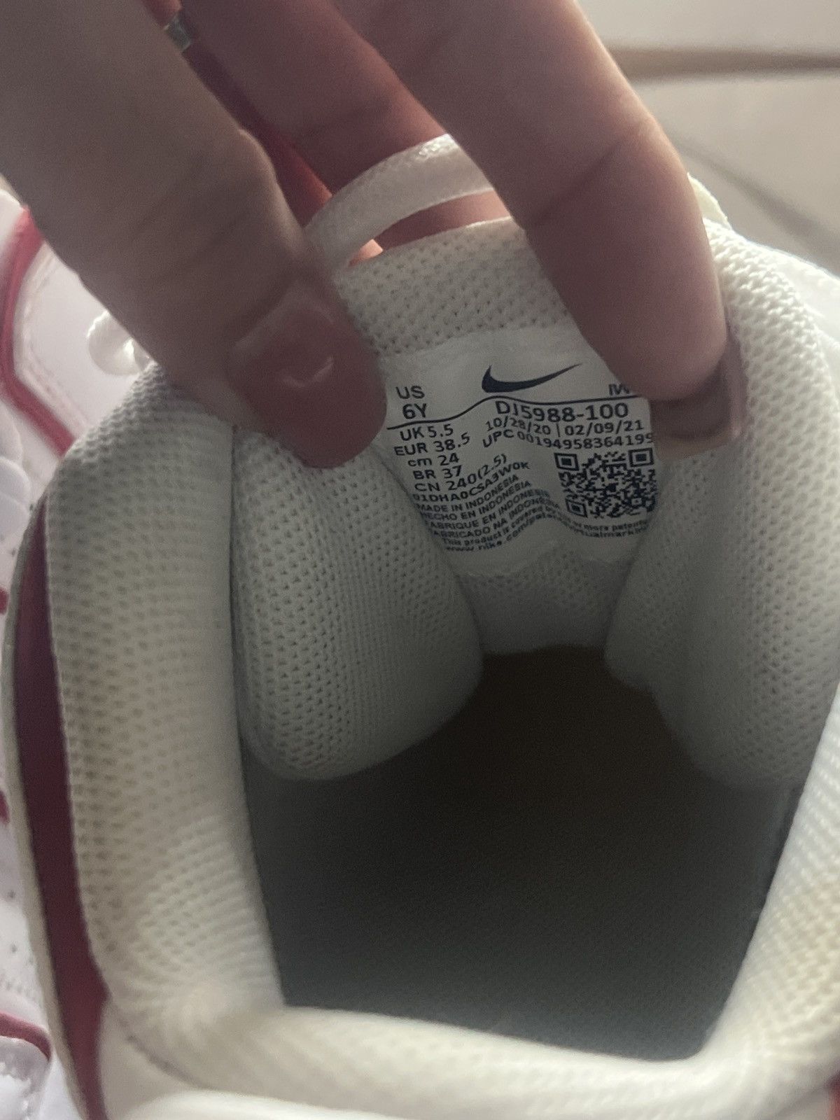 Nike NIKE AIR MORE UPTEMPO VARSITY RED Size US 6 / EU 39 - 7 Thumbnail