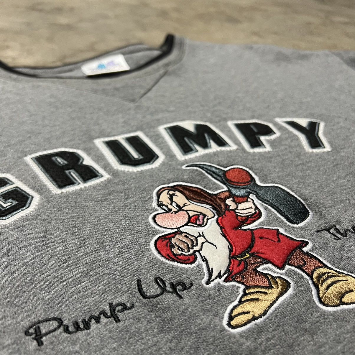 Disney × Mickey Mouse × Vintage Vintage Y2K Disneyland GRUMPY Embroidered Sweater Size US XXL / EU 58 / 5 - 5 Thumbnail