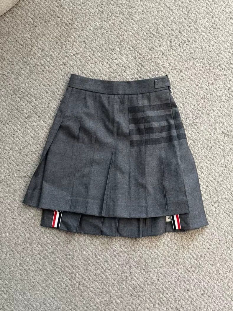 Thom Browne Thom browne Gray new four-striped pleated skirt short skirt Size 24" / US 00 / IT 34 - 1 Thumbnail