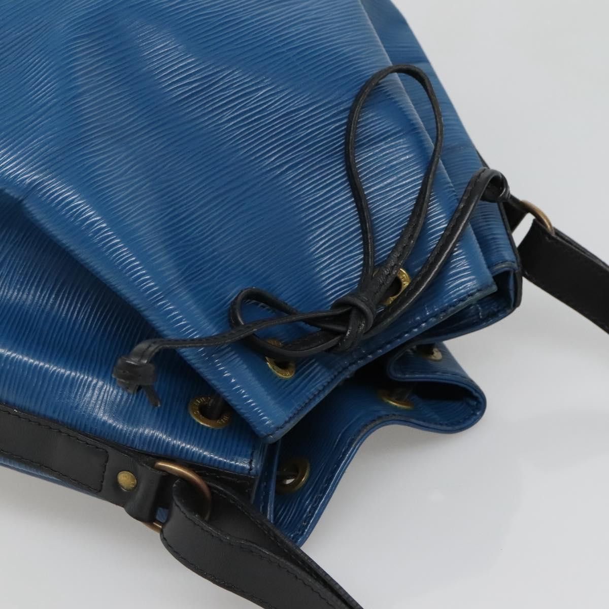 Louis Vuitton LOUIS VUITTON Epi Petit Noe Shoulder Bag Bicolor Black Blue Size ONE SIZE - 6 Thumbnail