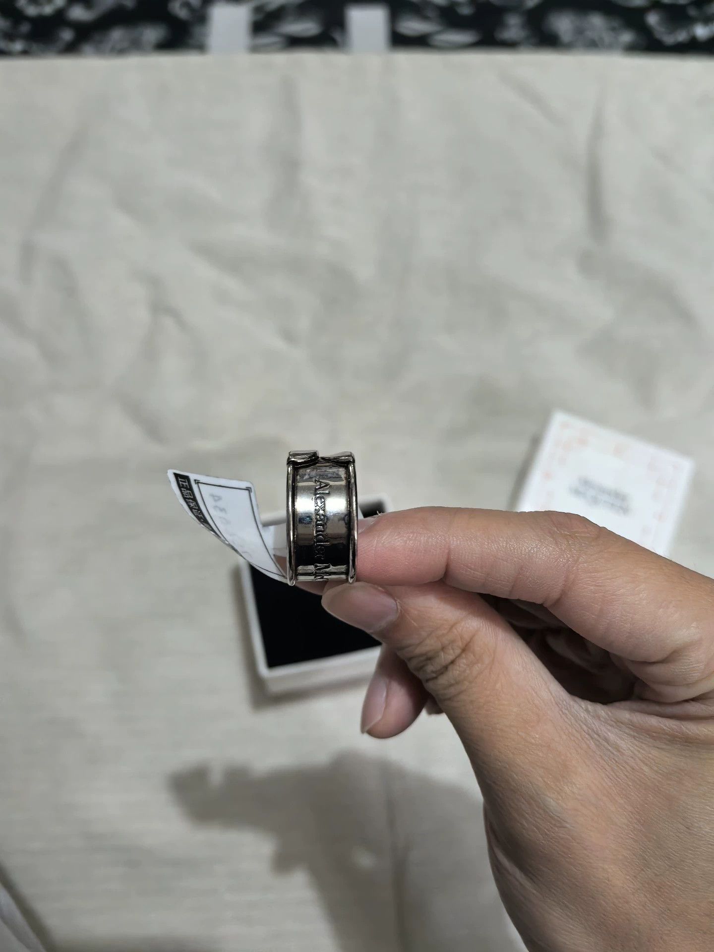 Alexander McQueen Alexander McQueen silver-tone safety pin ring with slogan Size ONE SIZE - 3 Thumbnail