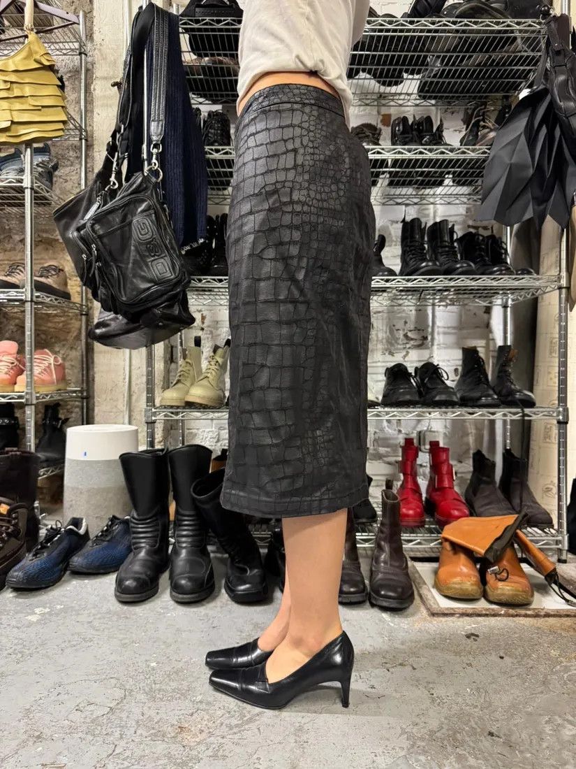 Roberto Cavalli × Vintage 2000s Roberto Cavalli Black Obscure Crocodile Effect Skirt Size 30" / US 8 / IT 44 - 2 Thumbnail