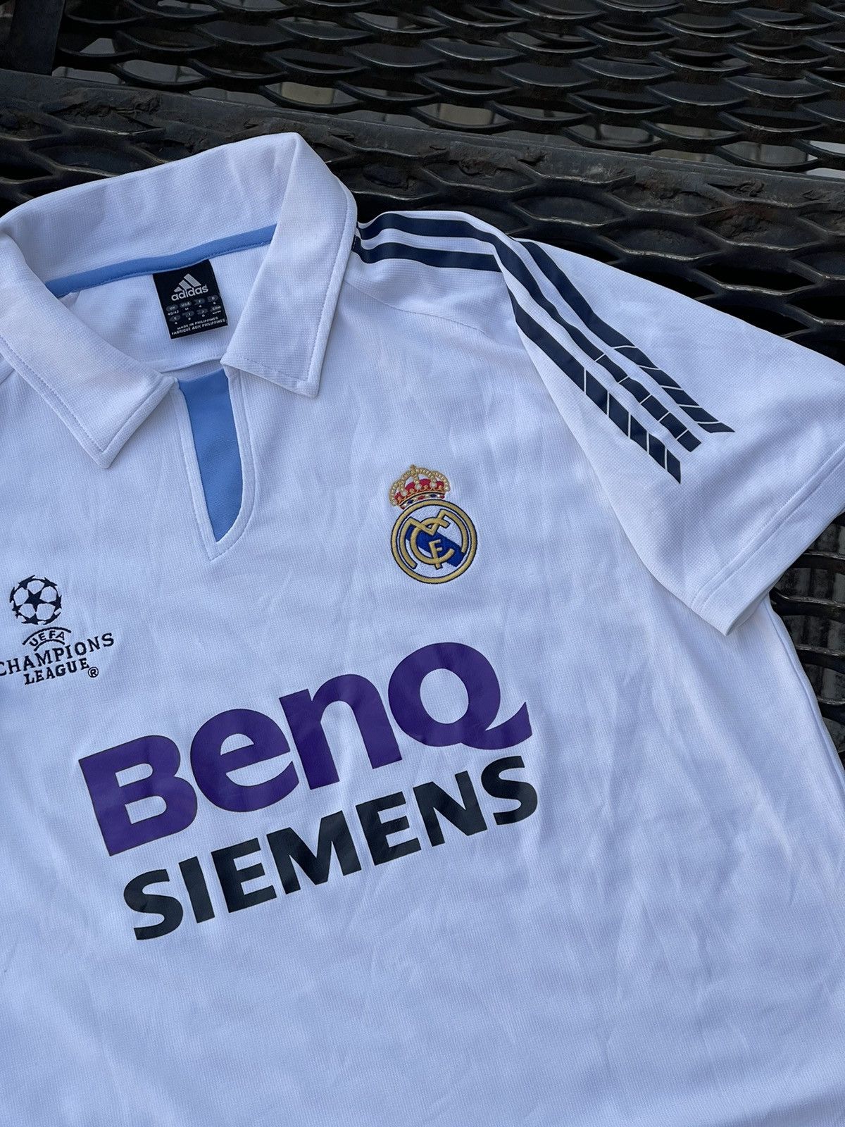 Adidas 2005 Adidas Real Madrid vintage soccer jersey galacticas Size US M / EU 48-50 / 2 - 6 Thumbnail