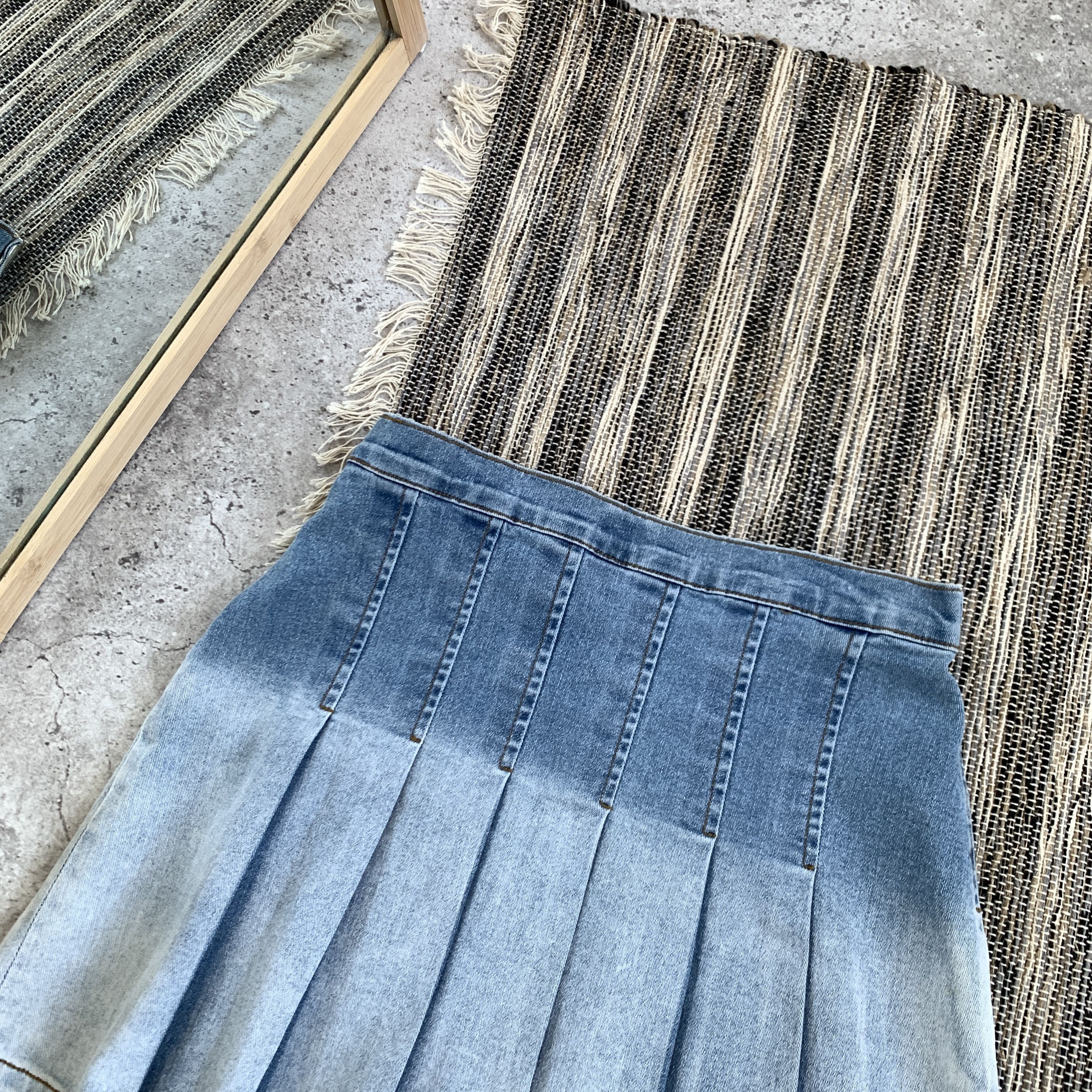 Japanese Brand Vintage Y2K Faded Women's Blue Denim Low Rise Mini Skirt Size 26" / US 2 / IT 38 - 6 Thumbnail