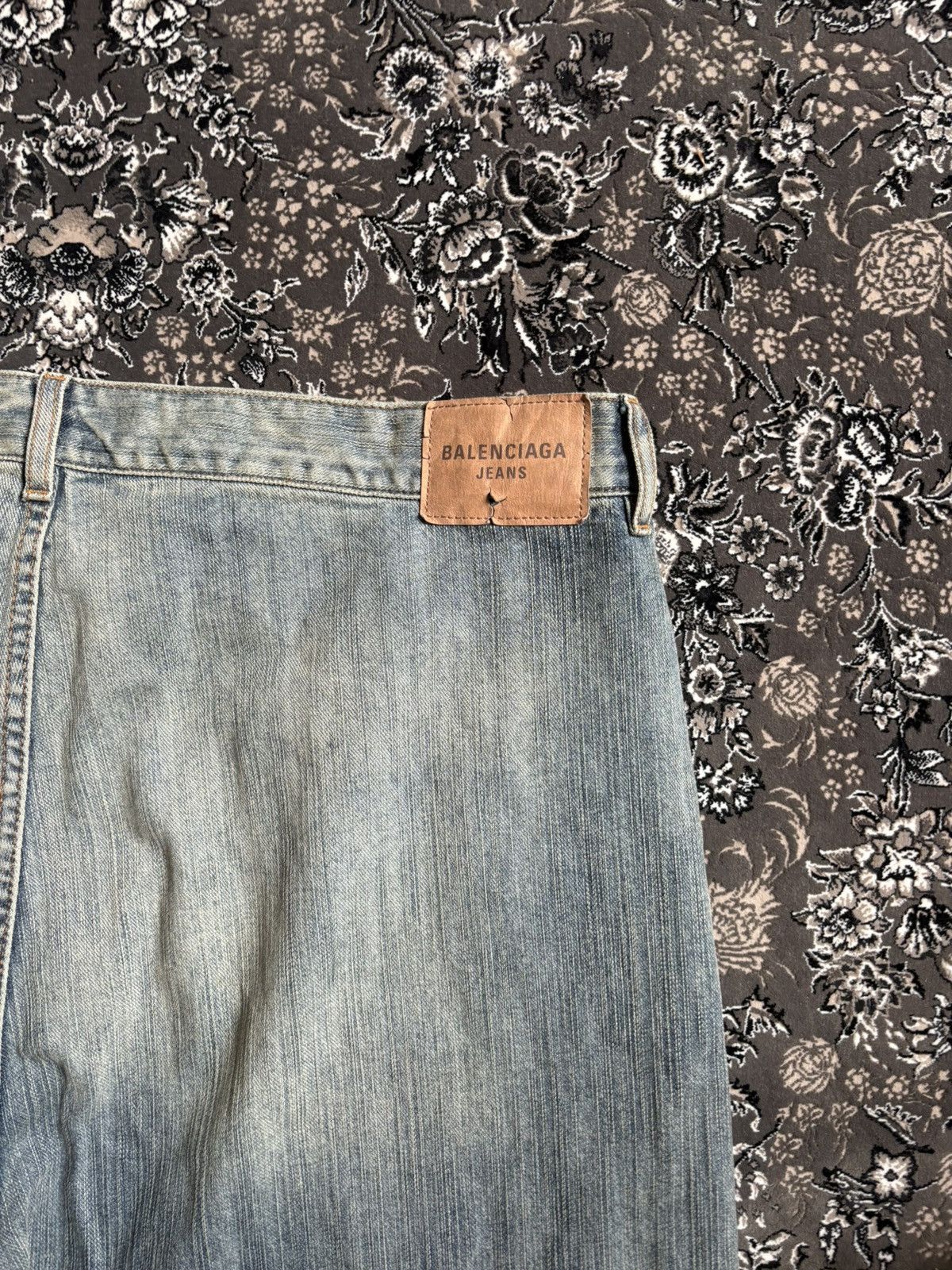 Balenciaga Balenciaga FW24 vintage stained blue Jeans Size US 34 / EU 50 - 6 Thumbnail