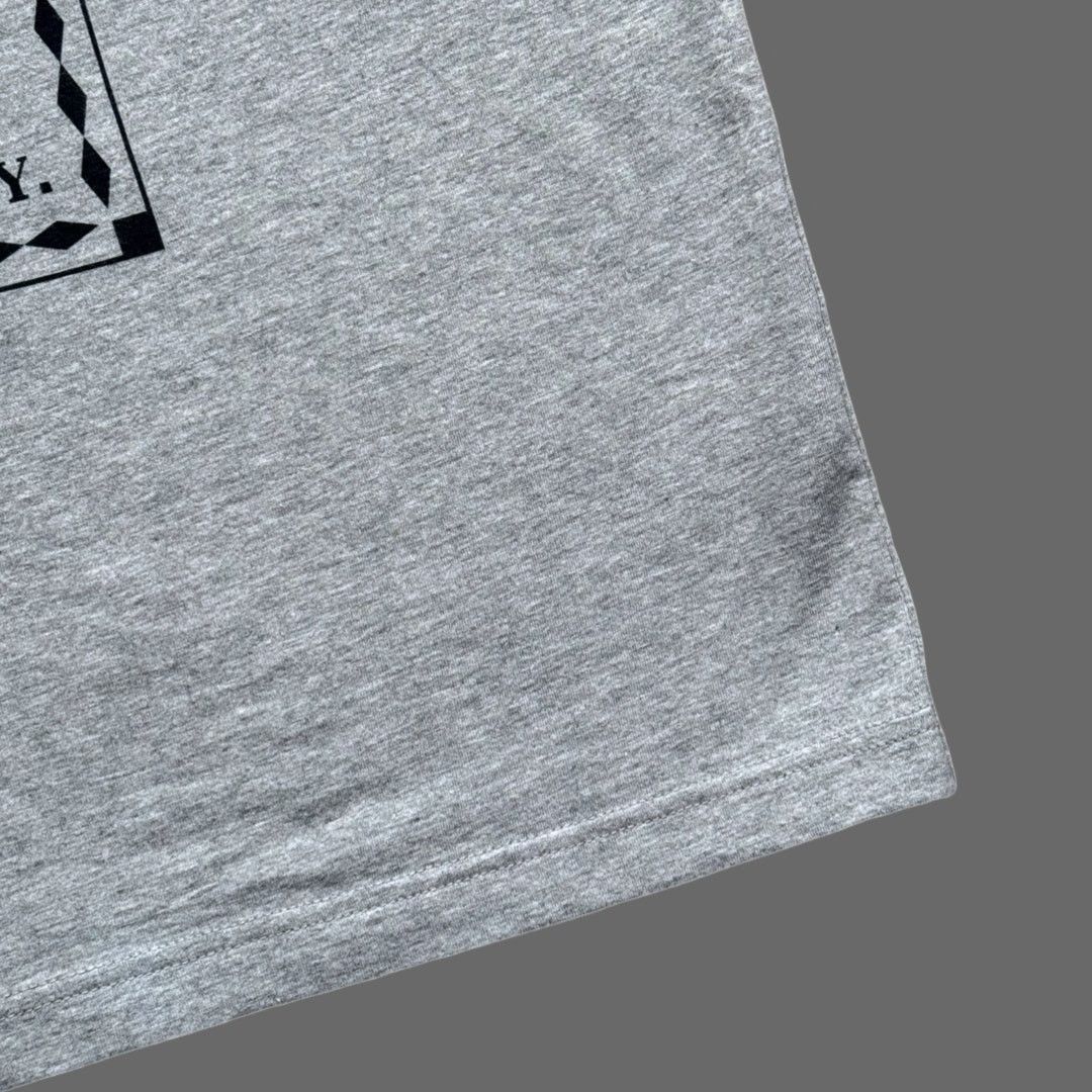 Uniqlo Uniqlo Disney Mickey Mouse Gray SS Graphic Tee Size XL NWT Size US XL / EU 56 / 4 - 2 Thumbnail