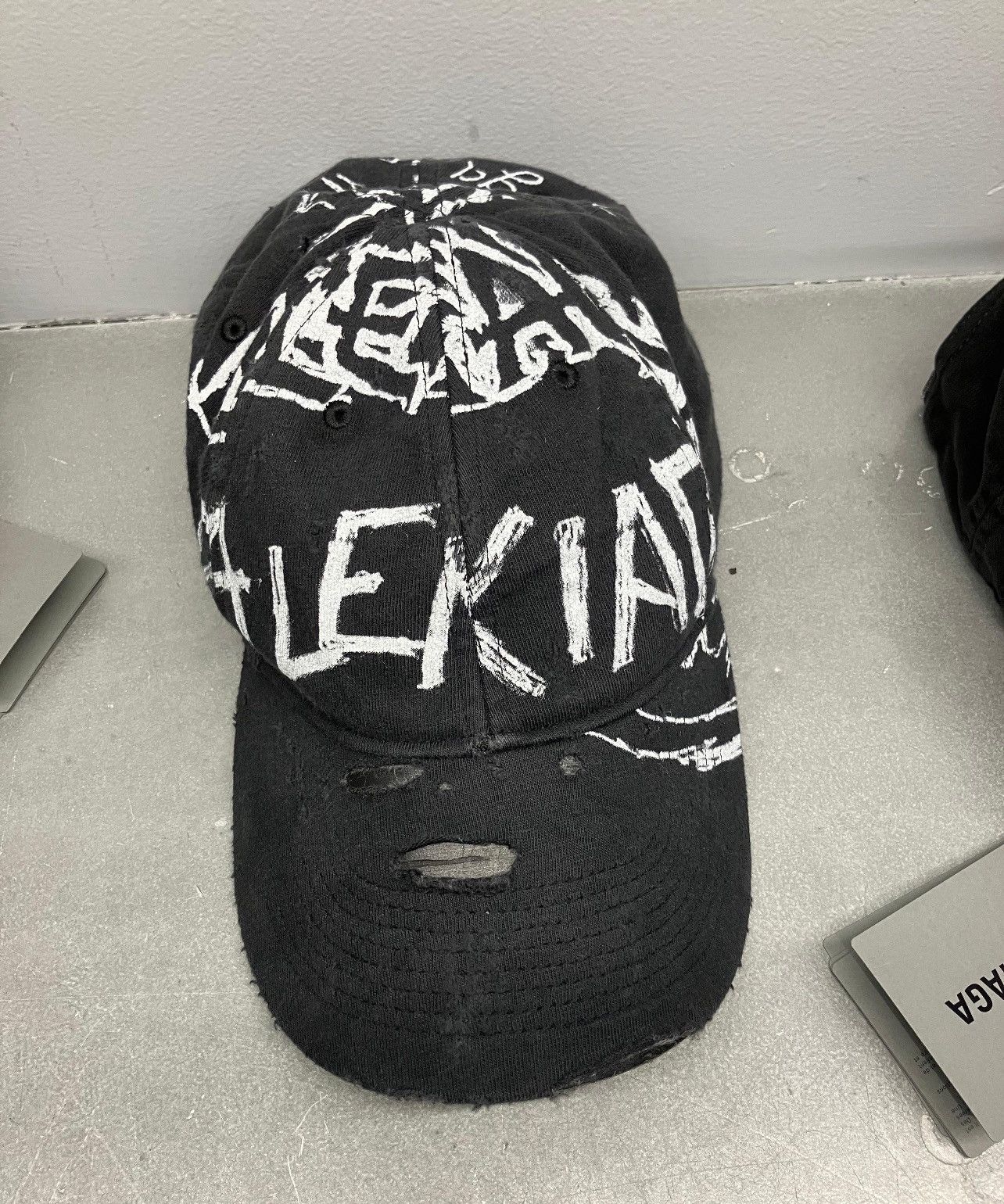 Balenciaga Balenciaga Destroyed DIY Metal Logo Hat Size ONE SIZE - 1 Preview