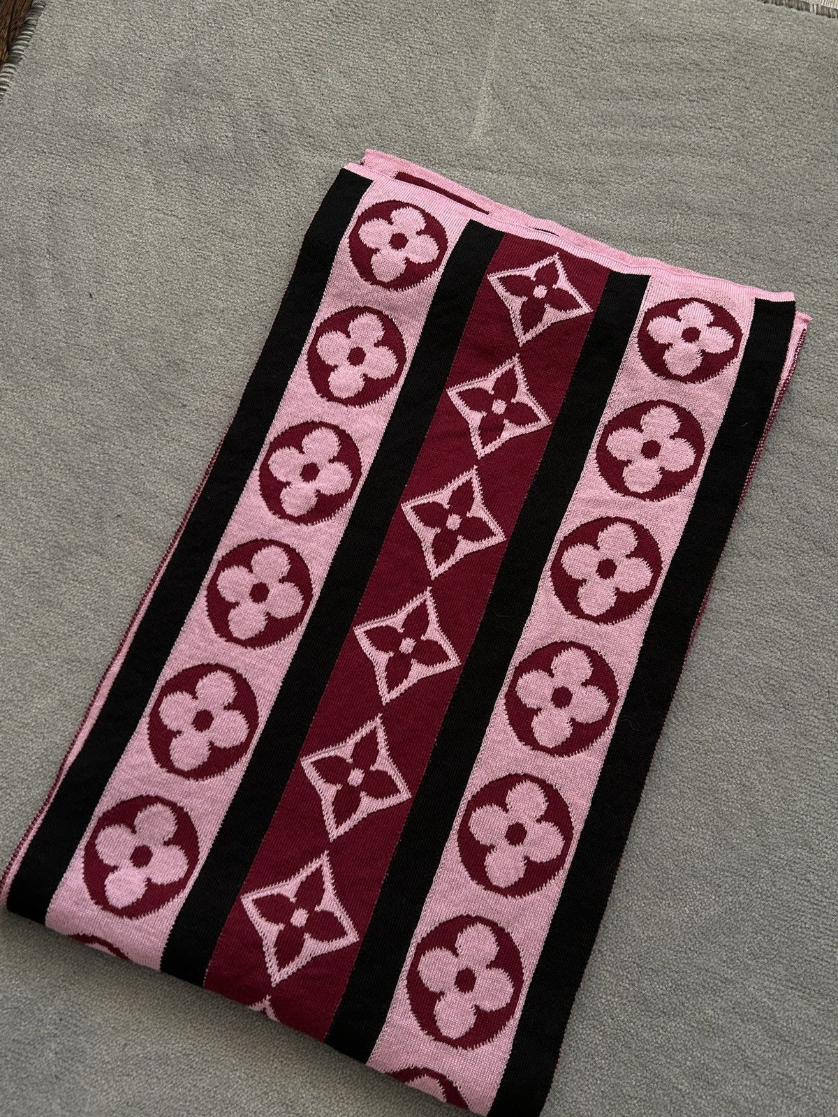 Louis Vuitton 💥Louis Vuitton Pink Monogram Logomania Scarf Size ONE SIZE - 6 Thumbnail