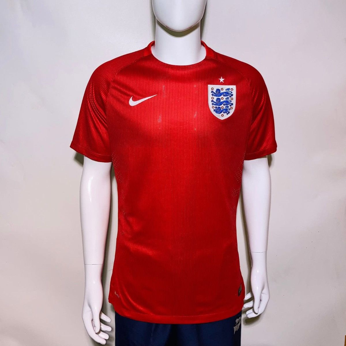 Nike 2014 England Home P2R Nike 589593-600 Size US M / EU 48-50 / 2 - 1 Thumbnail