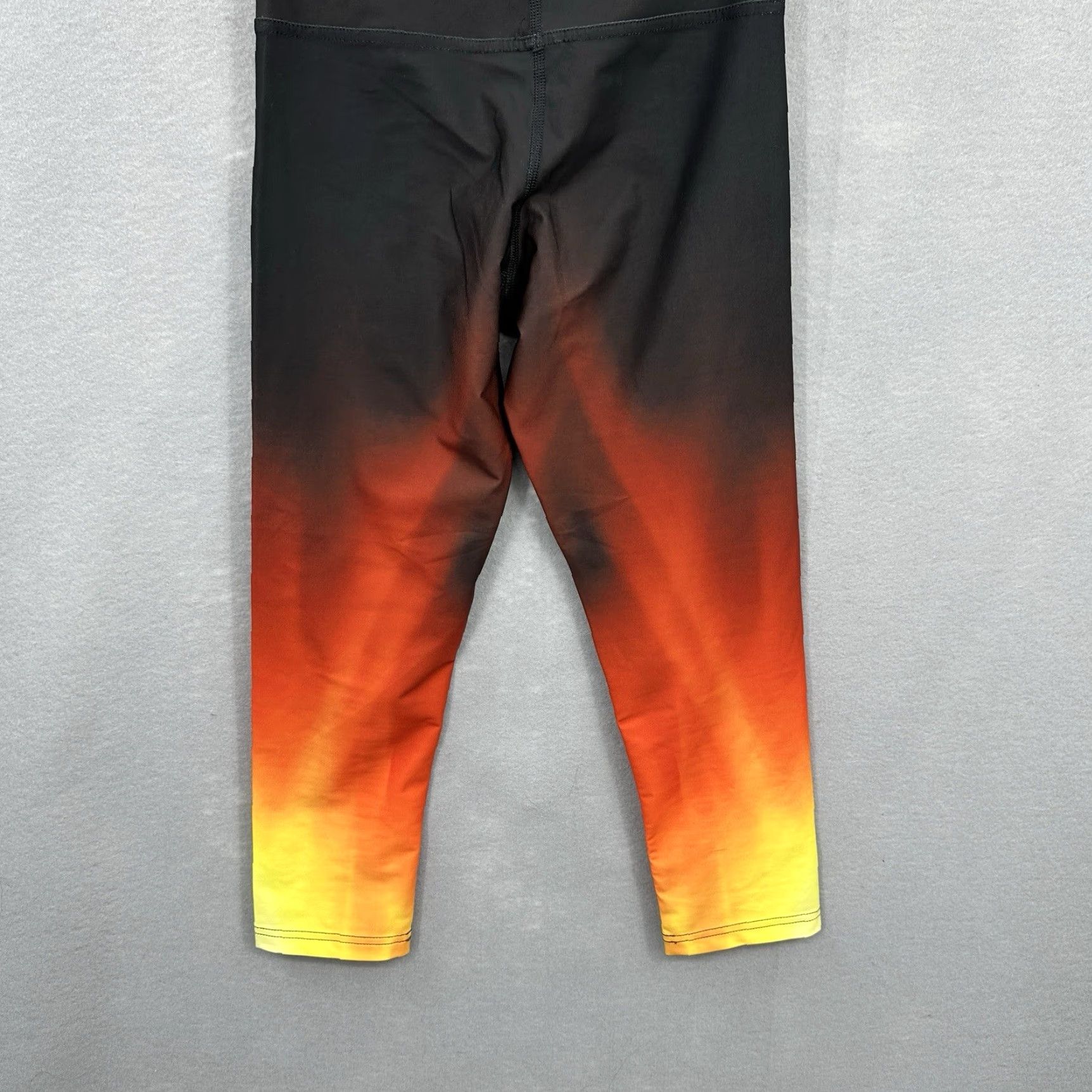 Vintage Eagle Rock Werkshop Leggings Womens XS Cropped Ombre Cycling Activewear Yoga Ombre 90s Motif Athleisure Womens XS Black Filtration HTML-free Size 26" / US 2 / IT 38 - 5 Thumbnail