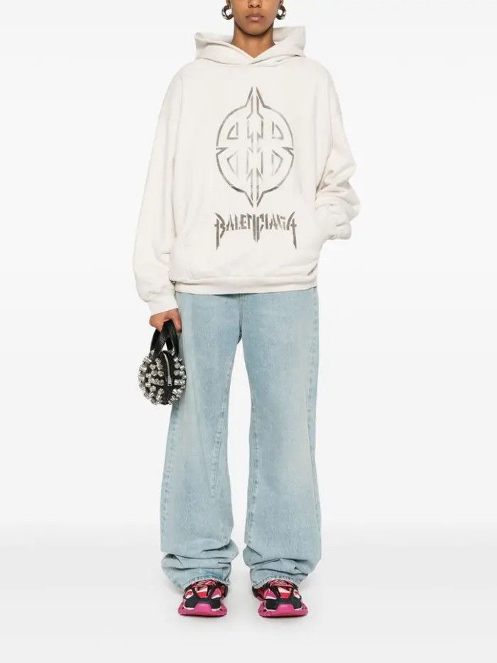 Balenciaga o1w1db10126 Metal BB Stencil Hoodie Medium Fit in Ivory Size US L / EU 52-54 / 3 - 3 Thumbnail