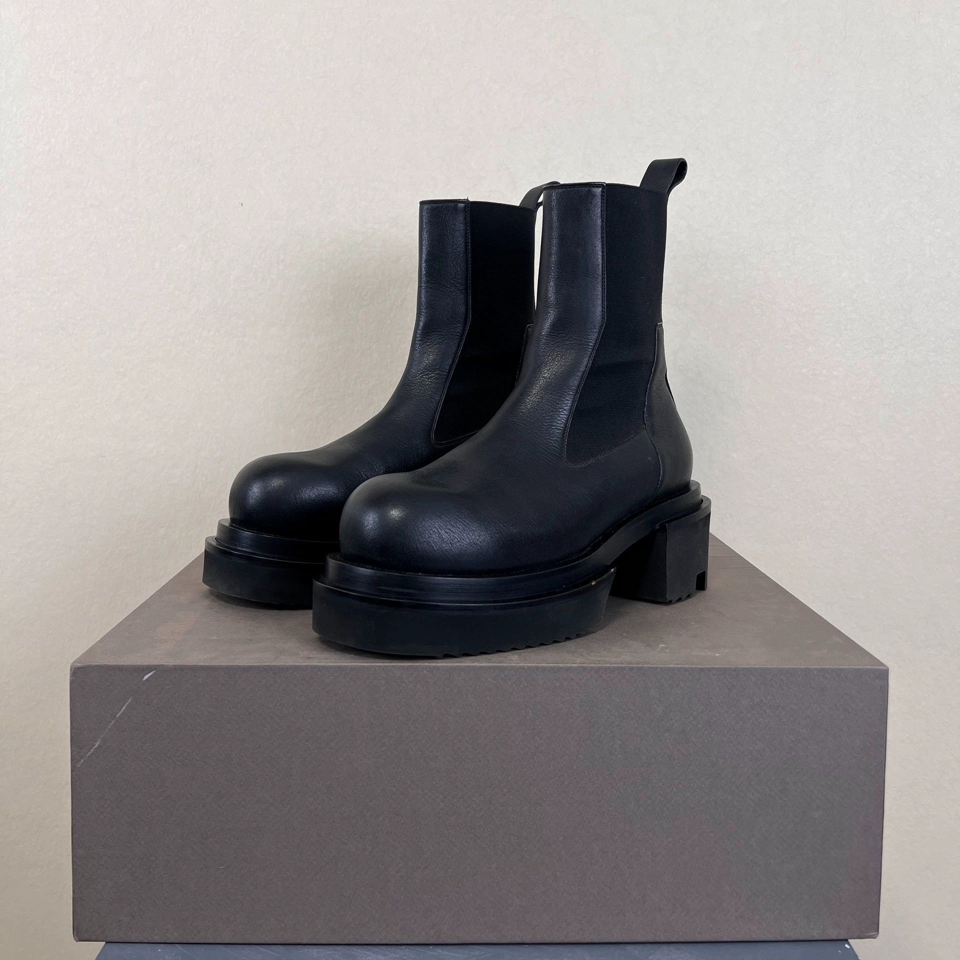 Size 40 RO Top-Tier Luxury Boots at a Great Price