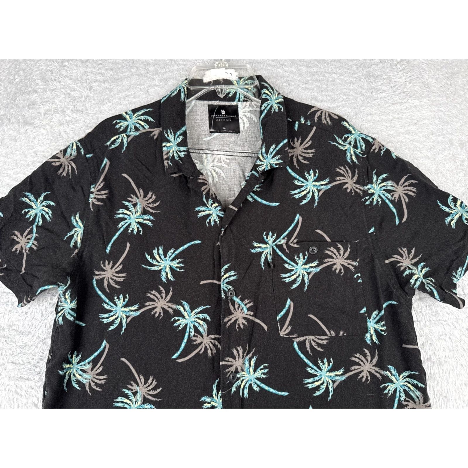 Junk Food Hollis River Shirt Men XL Black Rayon Palm Trees Button-Up Pocket Hawaiian Aloha Floral Short Sleeve Mens Size US XL / EU 56 / 4 - 4 Thumbnail