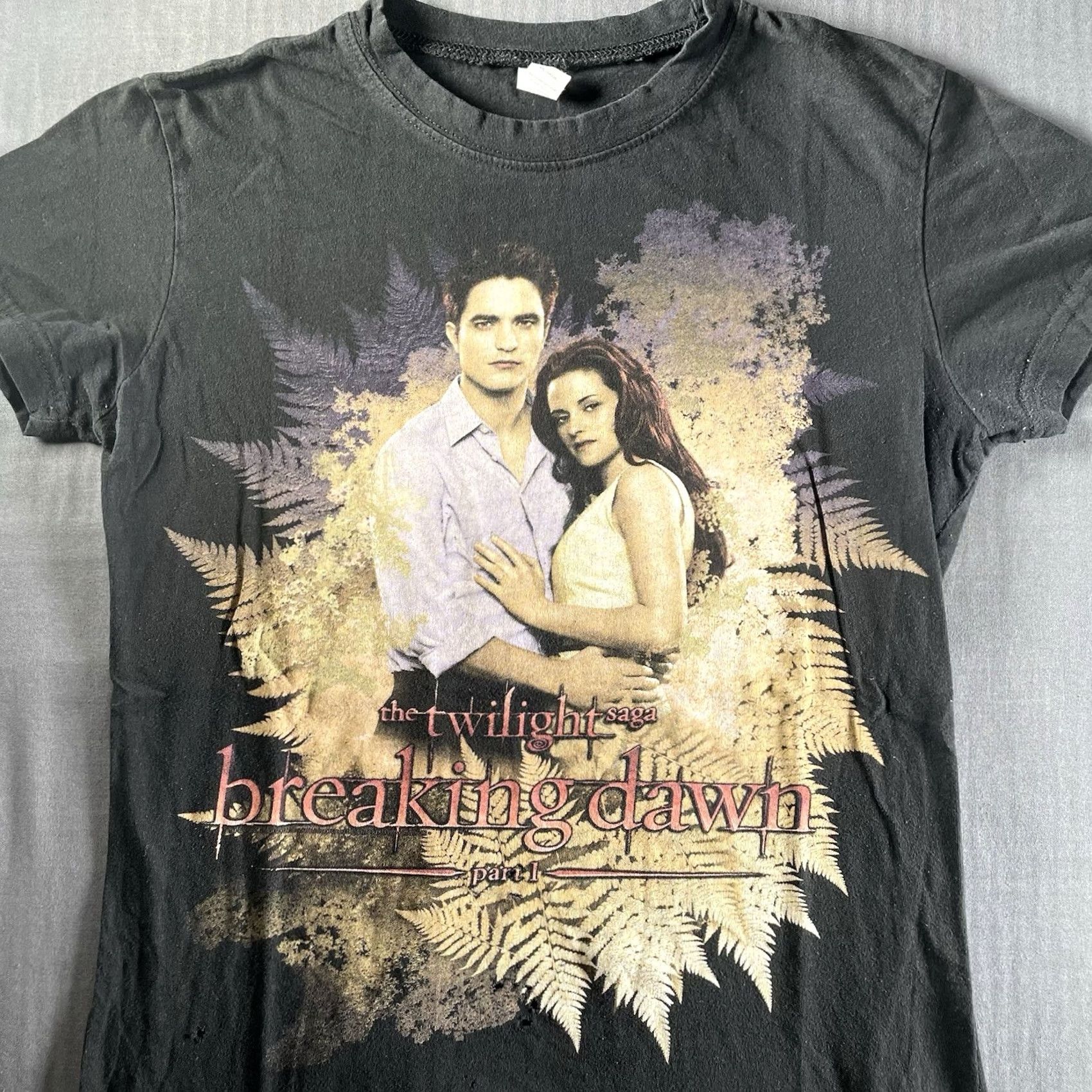 Vintage VINTAGE Breaking Dawn TWILIGHT SAGA Shirt Women’s Large T-Shirt Black Cotton Short Sleeve Crew Neck Mens? Womens Size L / US 10 / IT 46 - 2 Thumbnail