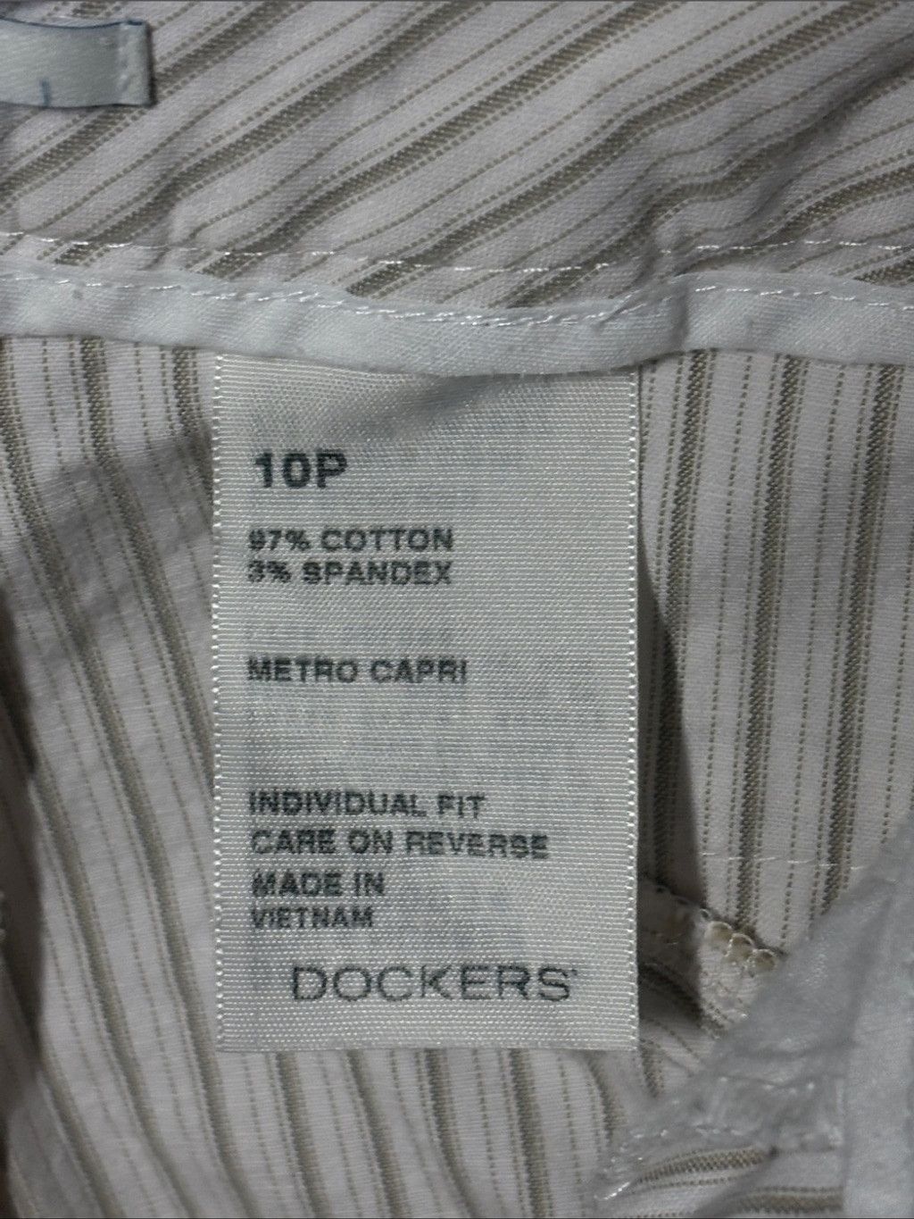 Other Dockers Women’s Cream and Gray Pinstripe Metro Capris Size 32" / US 10 / IT 46 - 4 Thumbnail