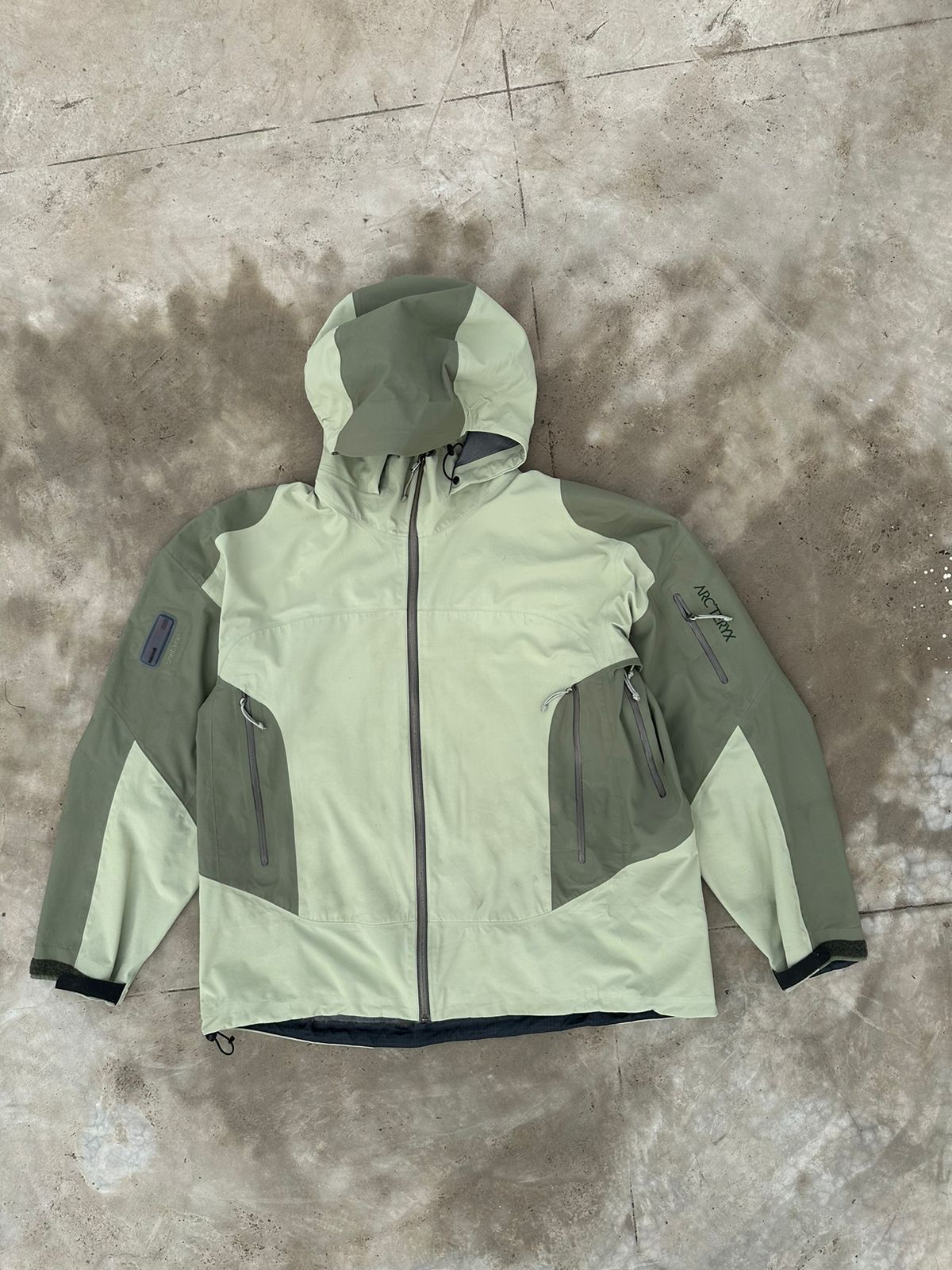 image of 2006 Vintage Arcteryx Gore Tex Stingray Recco Jacket in New Olive, Men's (Size XL)