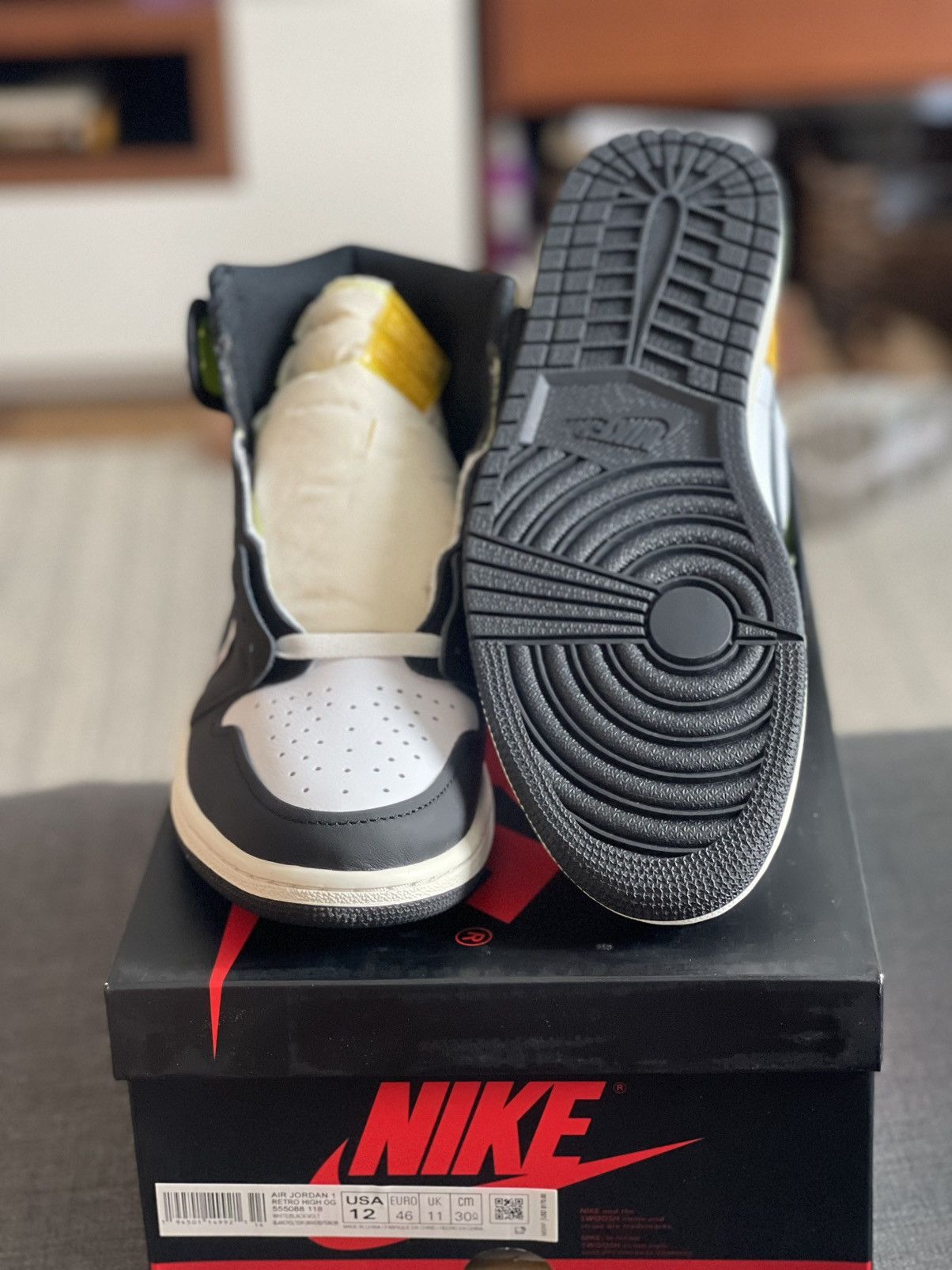 Jordan Brand Jordan 1 Retro High OG Volt Size US 12 / EU 45 - 2 Thumbnail