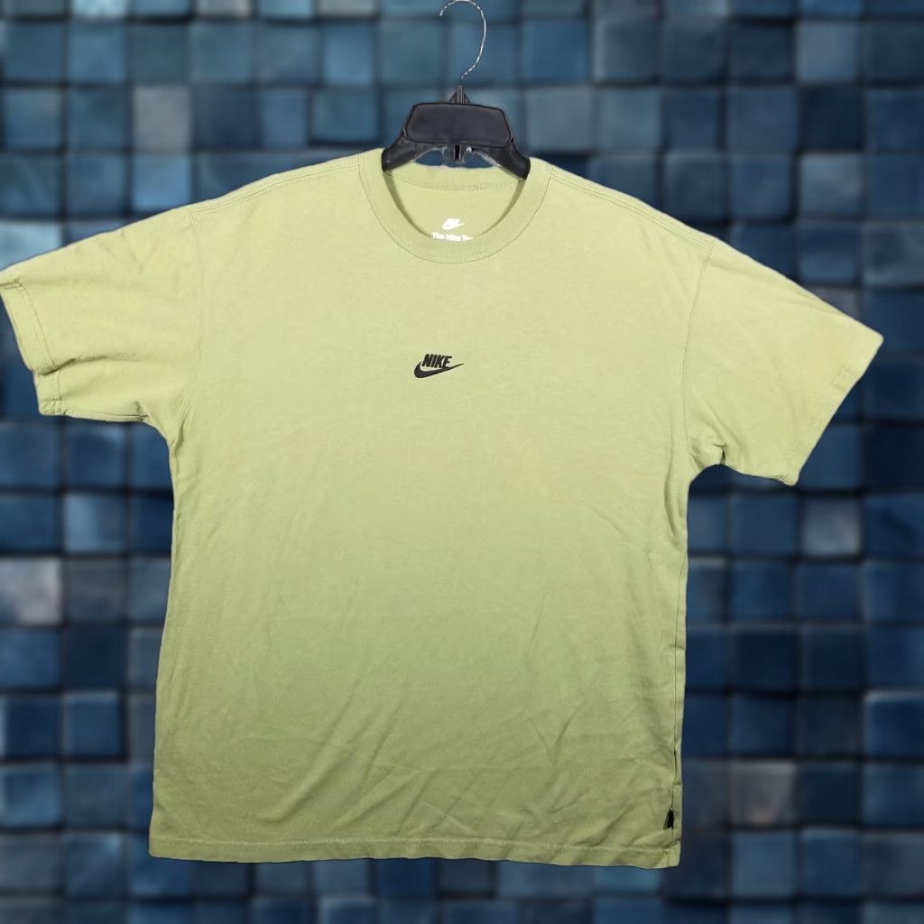 Nike Nike Shirt Mens Medium Green Max 90 The Nike Tee Loose Fit Swoosh Logo Crew Neck Short Sleeve T-Shirt Mens Green 90s logo Graphics Size US M / EU 48-50 / 2 - 1 Thumbnail