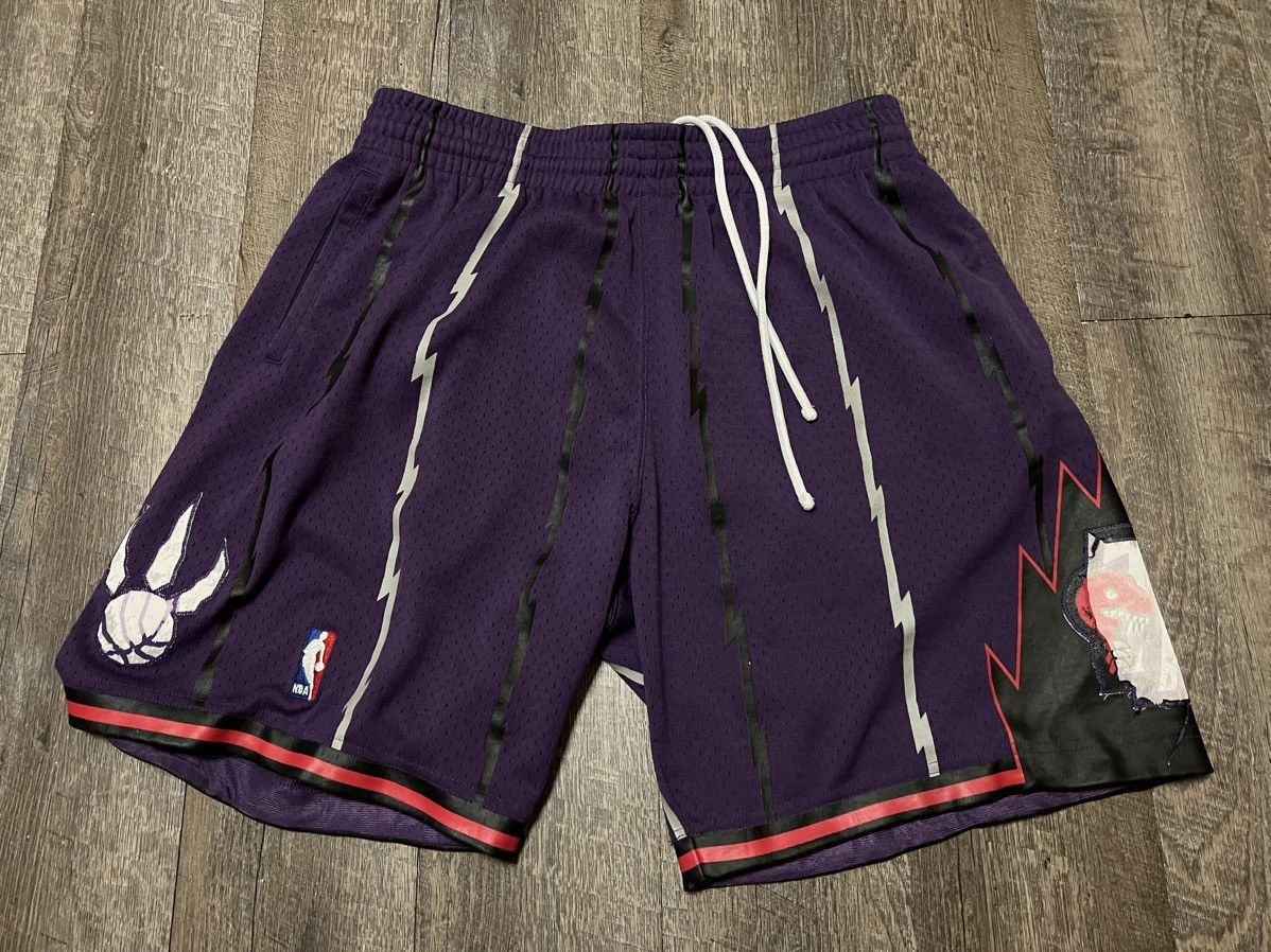 Mitchell & Ness Mitchell Ness Toronto Raptors Swingman Shorts Size Large Size US 36 / EU 52 - 1 Thumbnail