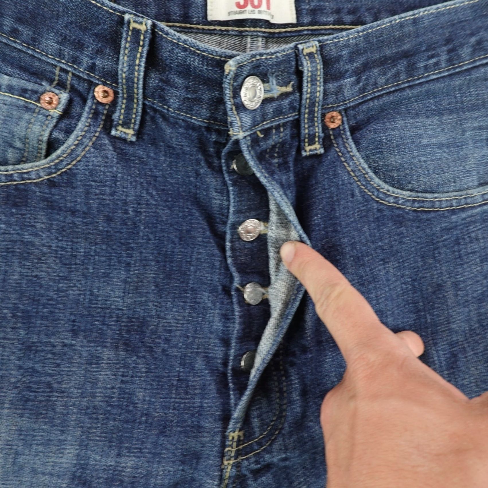 Levi's VINTAGE Levi's 501 Jeans Mens 32x32 Button Fly Straight Blue Denim Regular 30-32 Pockets Logo Size US 30 / EU 46 - 5 Thumbnail