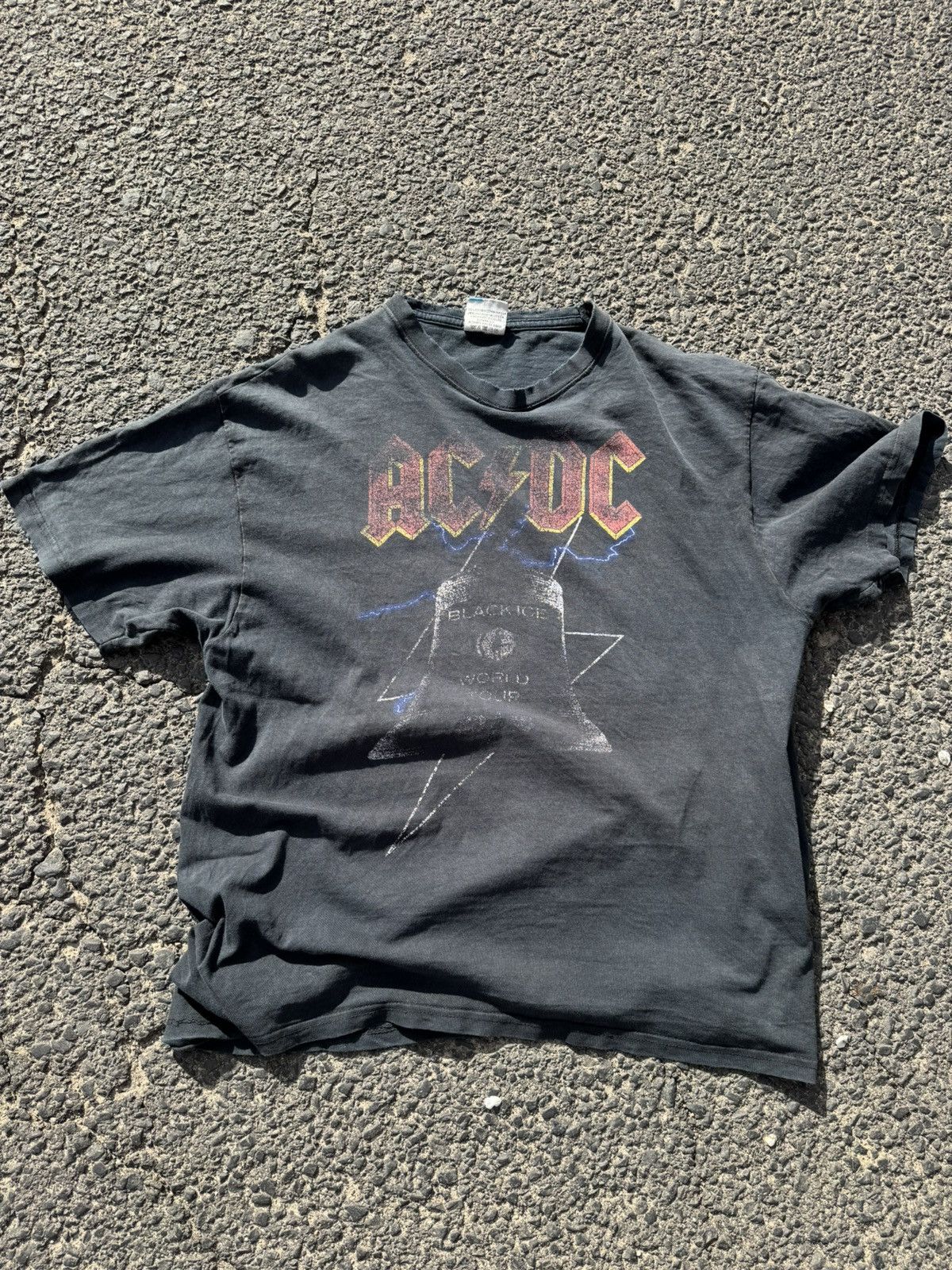 AC/DC × Band Tees × Vintage Vintage ACDC Black Ice World Tour Washed Thrashed Tee 00s Size US L / EU 52-54 / 3 - 13 Thumbnail
