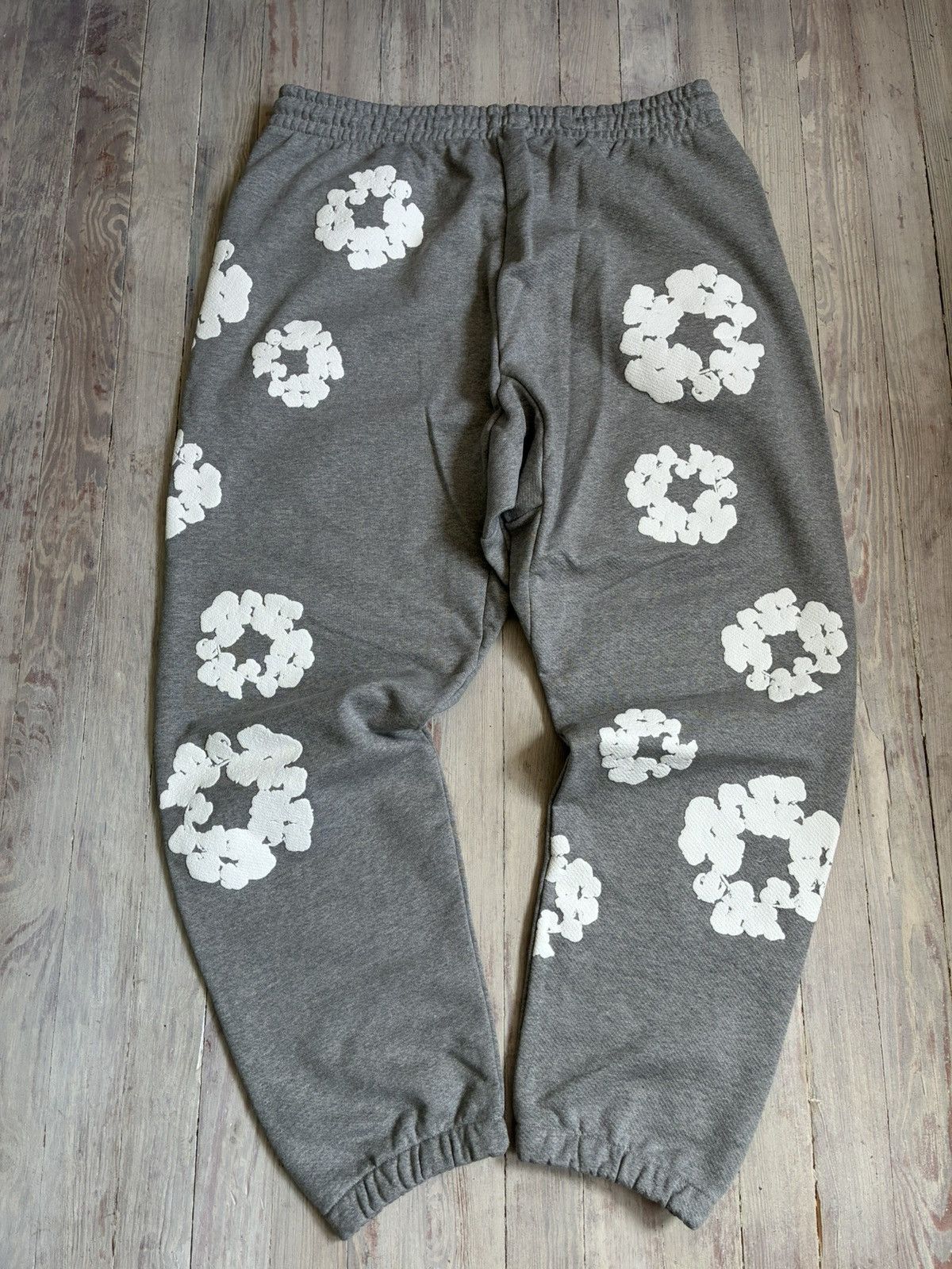 DENIM TEARS Denim Tears Grey Wreath Sweatpants XXL Size US 38 / EU 54 - 6 Thumbnail