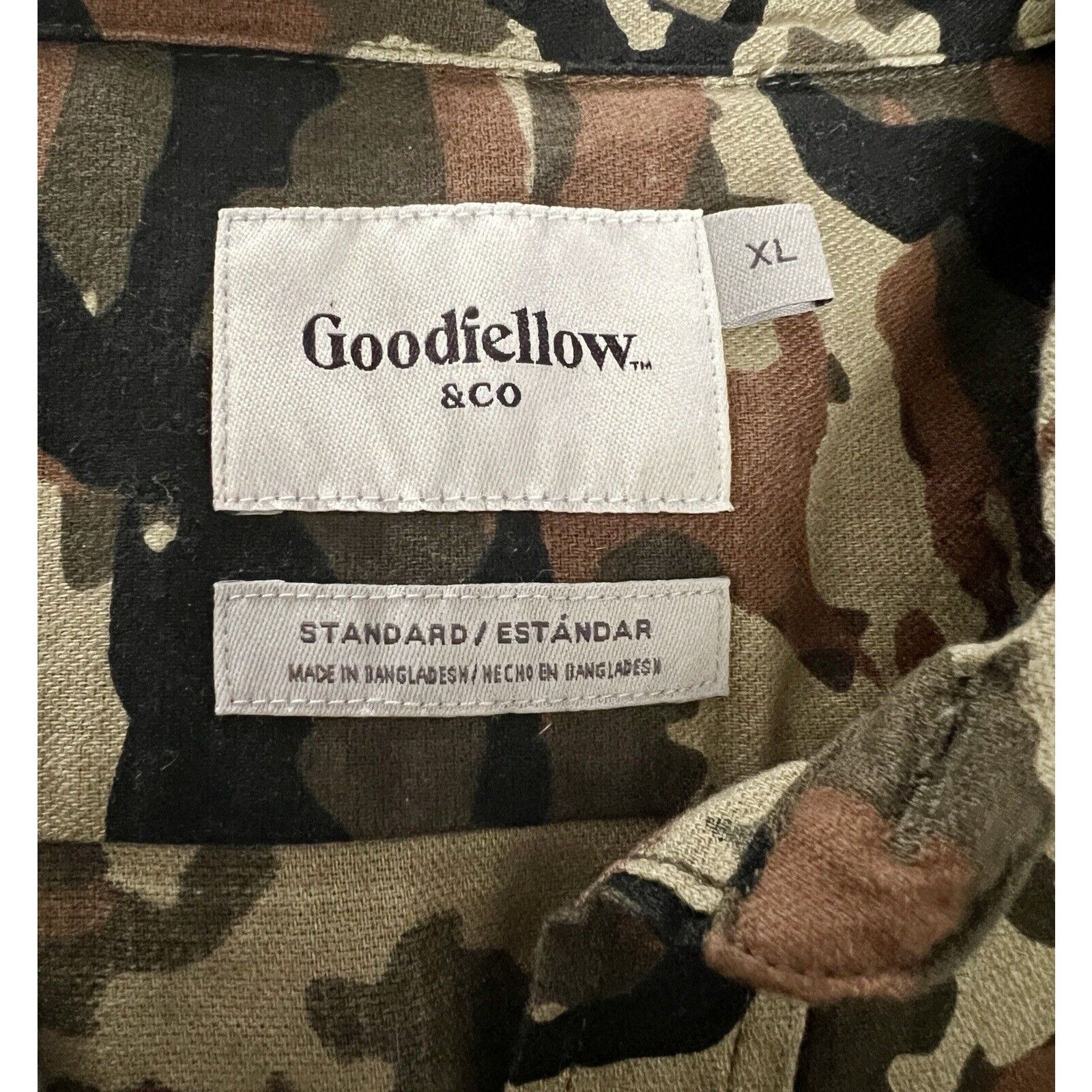 Other GOODFELLOW & CO Men's Green Camo Standard-Fit Button-Up LS Size US XL / EU 56 / 4 - 7 Thumbnail