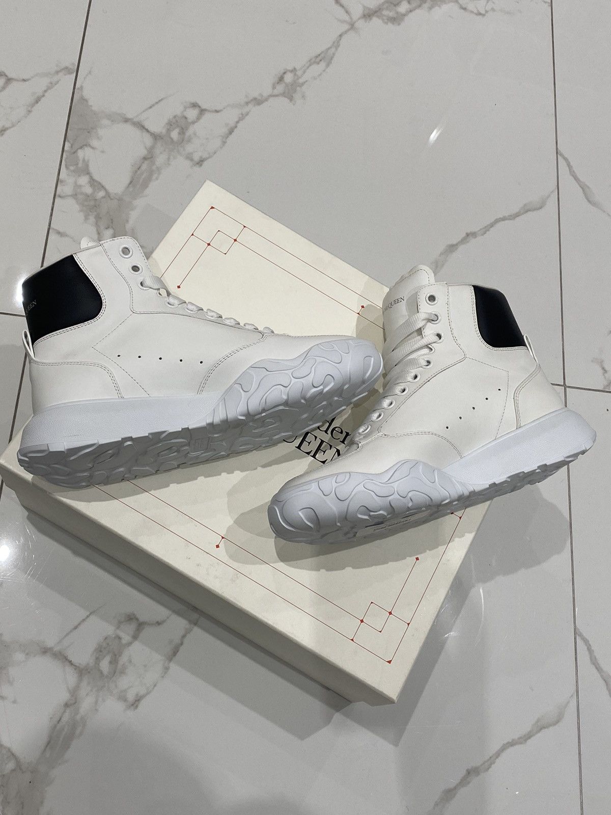 Alexander McQueen Alexander McQueen White and black high-top court sneakers Size US 8 / EU 41 - 4 Thumbnail