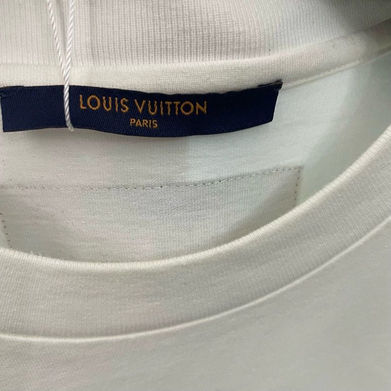 Louis Vuitton Louis Vuitton Embossed logo chest white short sleeve 2501-N Size US M / EU 48-50 / 2 - 3 Thumbnail