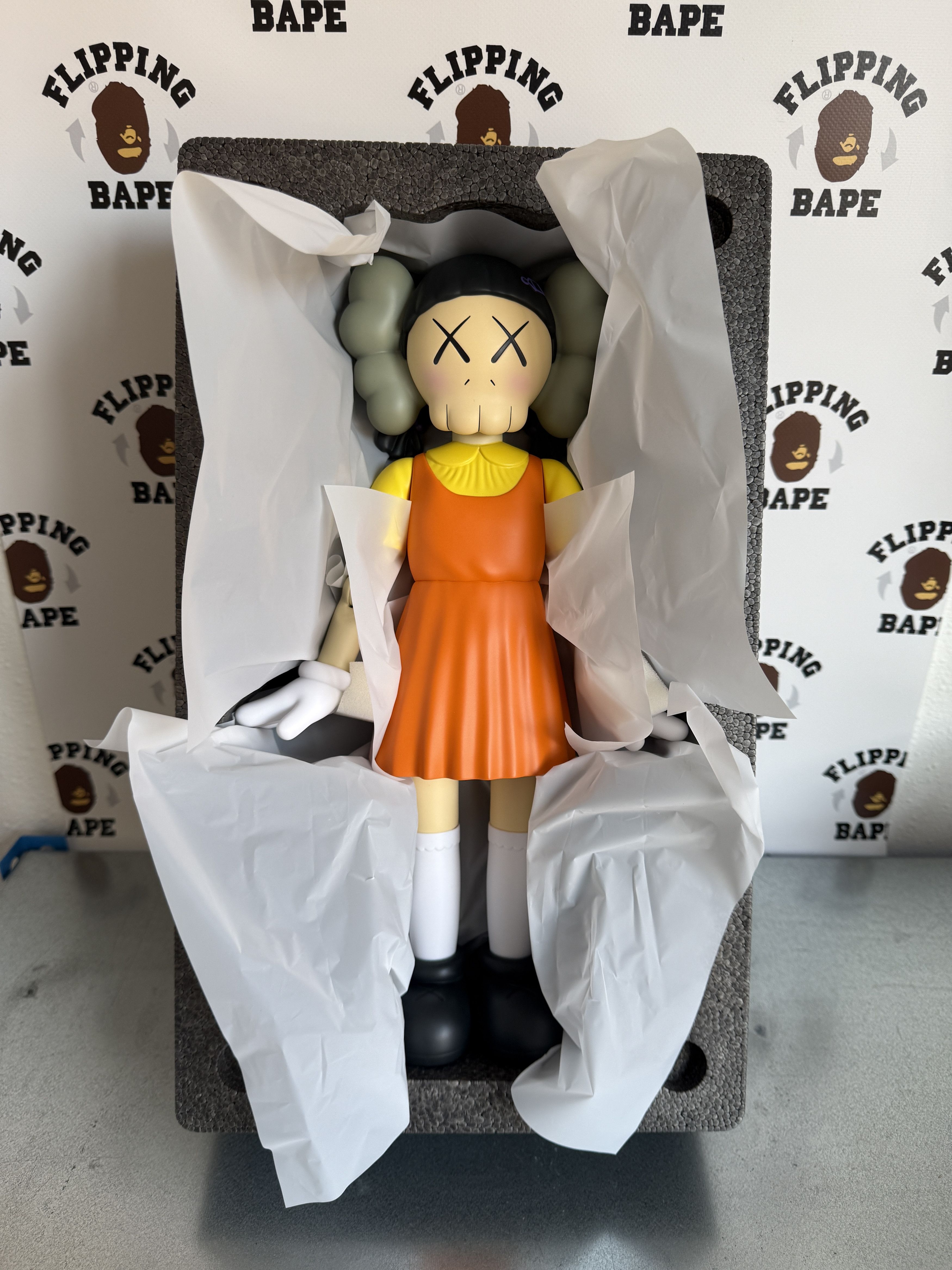 Kaws KAWS YOUNG-HEE Figure (Coloured) Size ONE SIZE - 18 Thumbnail