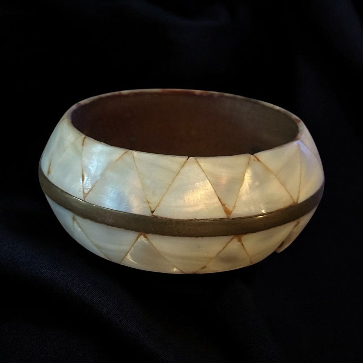 Vintage Vintage chunky mother of pearl bangle bracelet Size ONE SIZE - 1 Thumbnail