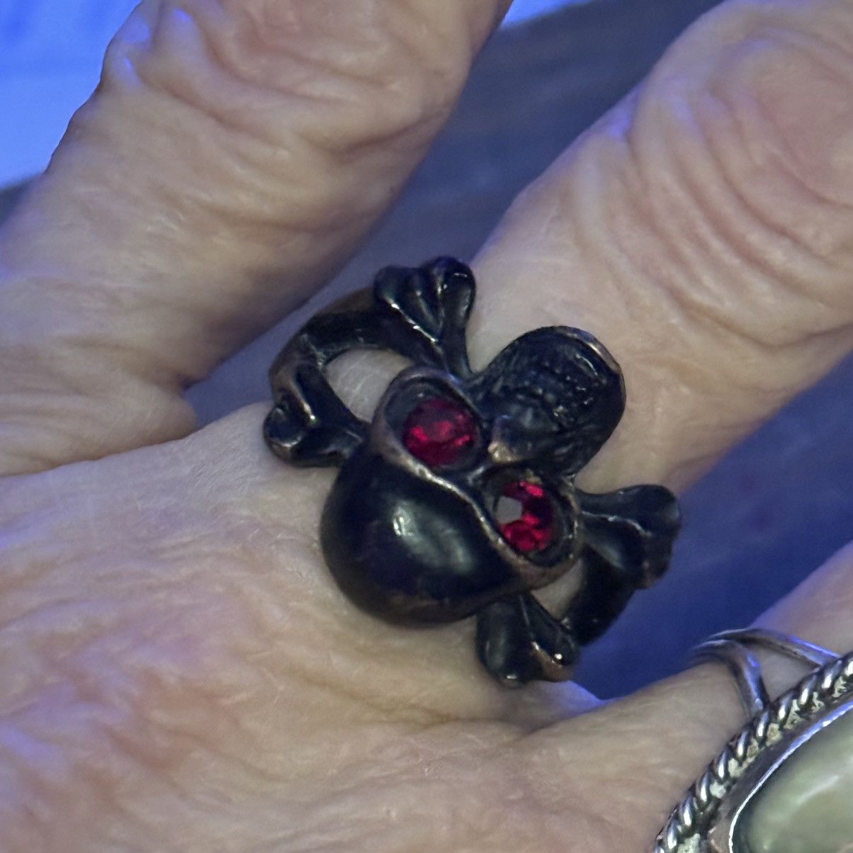 Vintage Vintage dark bronze skull ring Size ONE SIZE - 3 Thumbnail