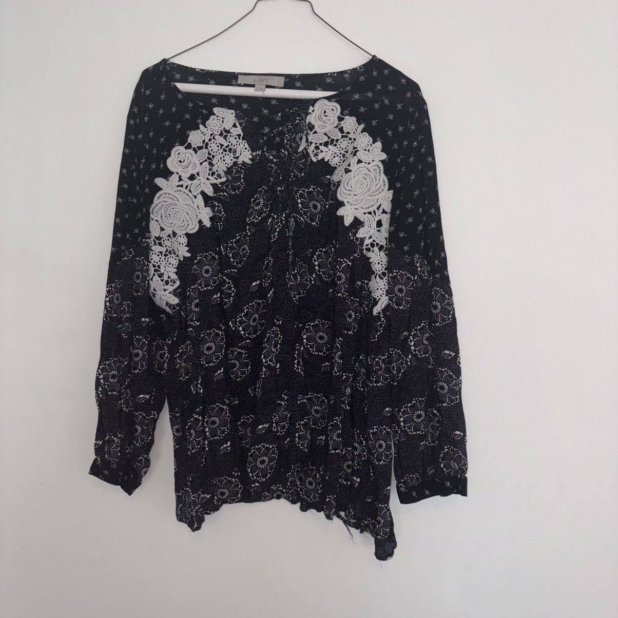 Ann Taylor Ann Taylor Loft Long Sleeve Blue and White Floral Blouse Size XL / US 12-14 / IT 48-50 - 1 Thumbnail
