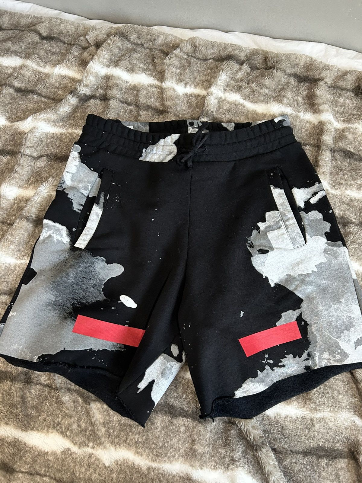 Off-White Off-White Liquid Spot Shorts Size US 32 / EU 48 - 1 Thumbnail