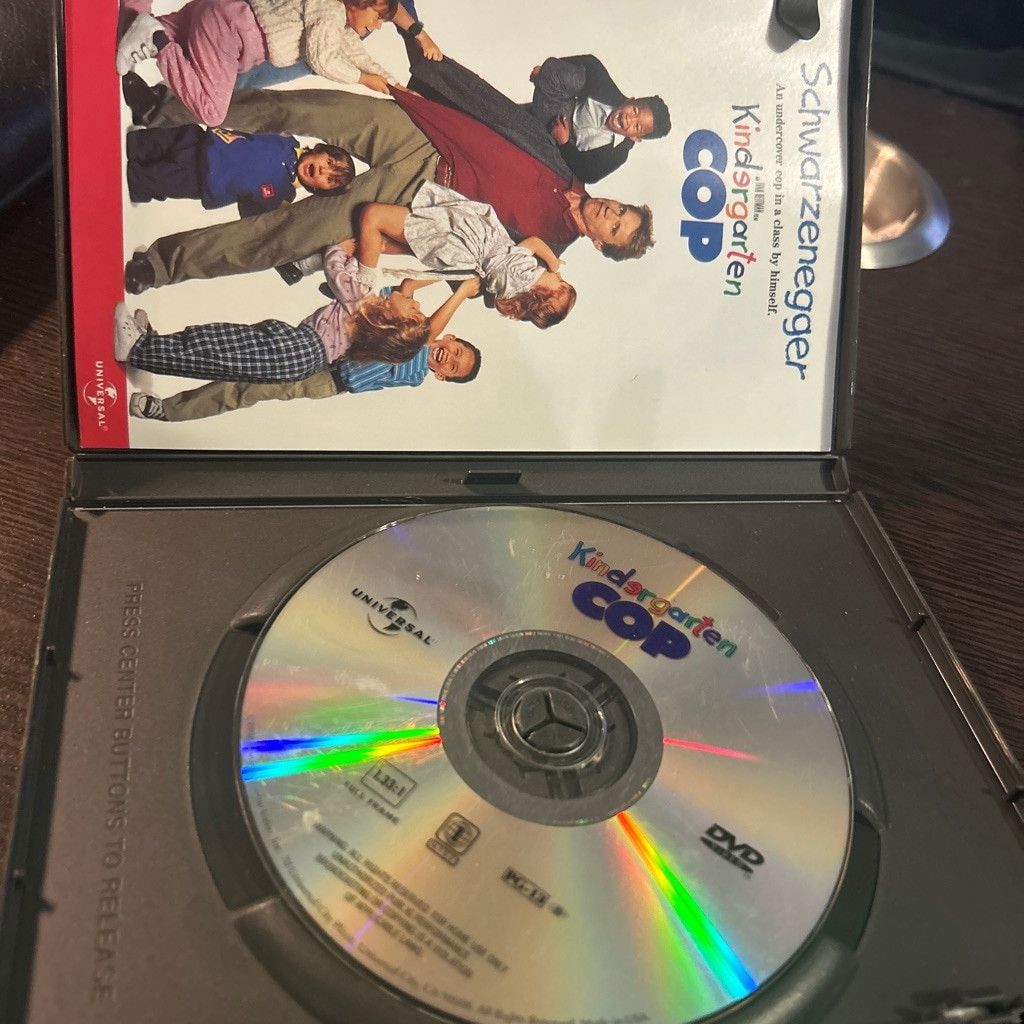 Universal Studios Unisex Universal Kindergarten Cop DVD One Size White Red Size US S / EU 44-46 / 1 - 2 Thumbnail