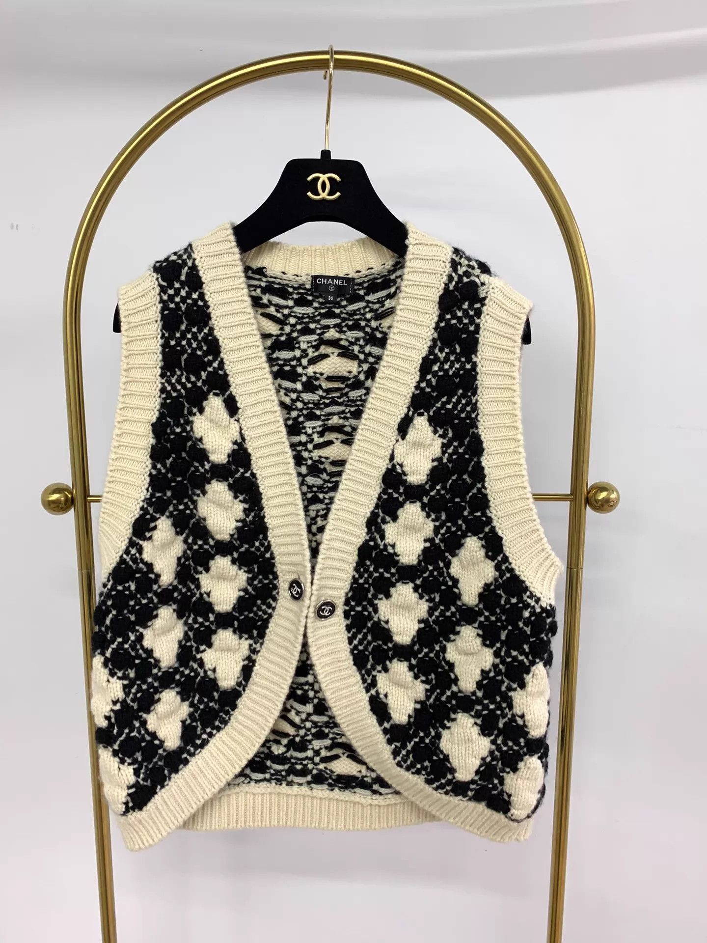 Chanel CHANEL B&W Colorblock Floral Knit Vest Cardigans Women's Size XS / US 0-2 / IT 36-38 - 1 Thumbnail