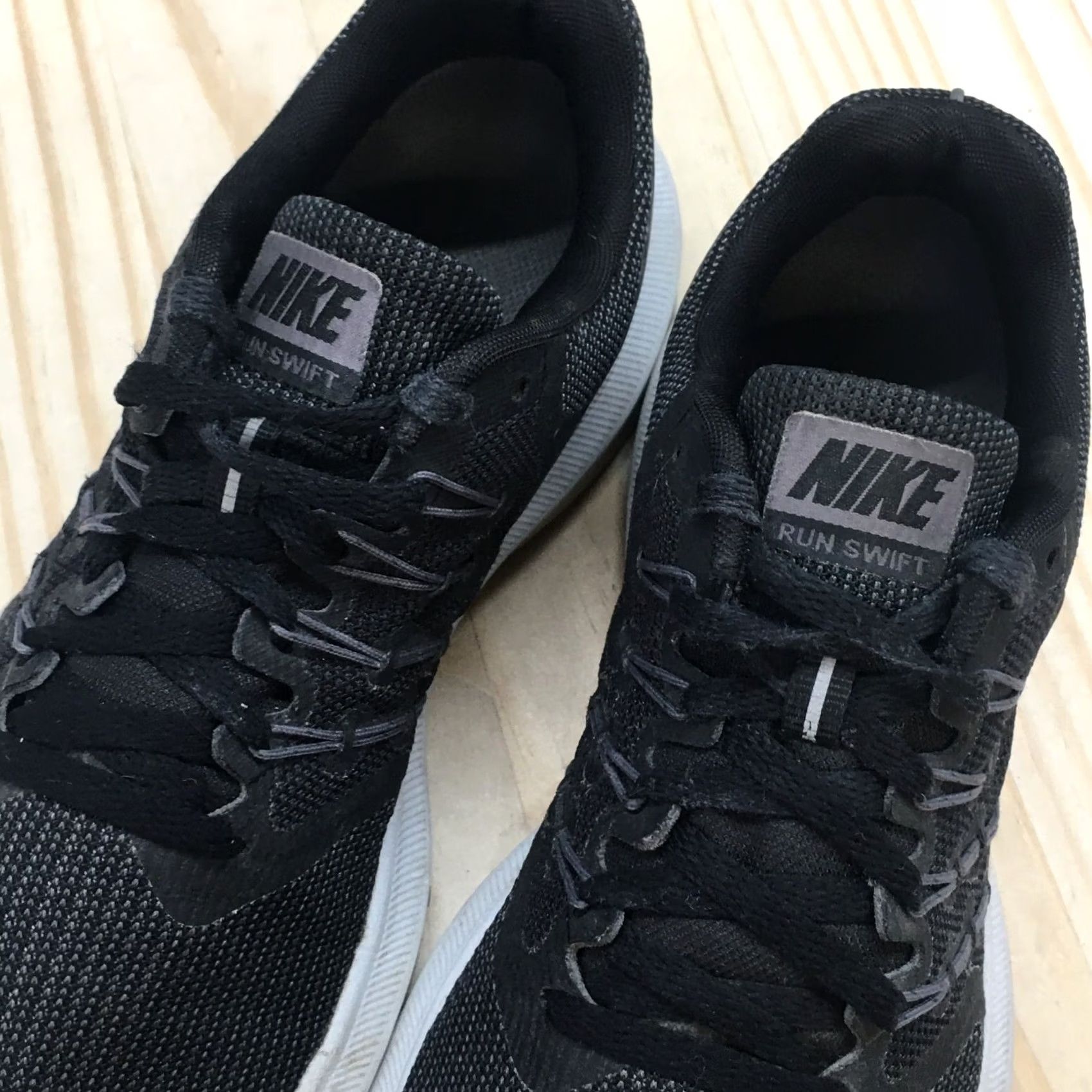 Nike Nike Run Swift Shoes Womens 7 Black Low Top Lace Up Sneakers 909006-010 Size M / US 6-8 / IT 42-44 - 4 Thumbnail